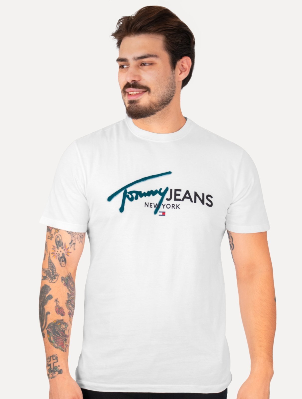 Vista 2 Camiseta Tommy Jeans Masculina Regular Spray Pop Logo Branca branco Tommy Jeans branco