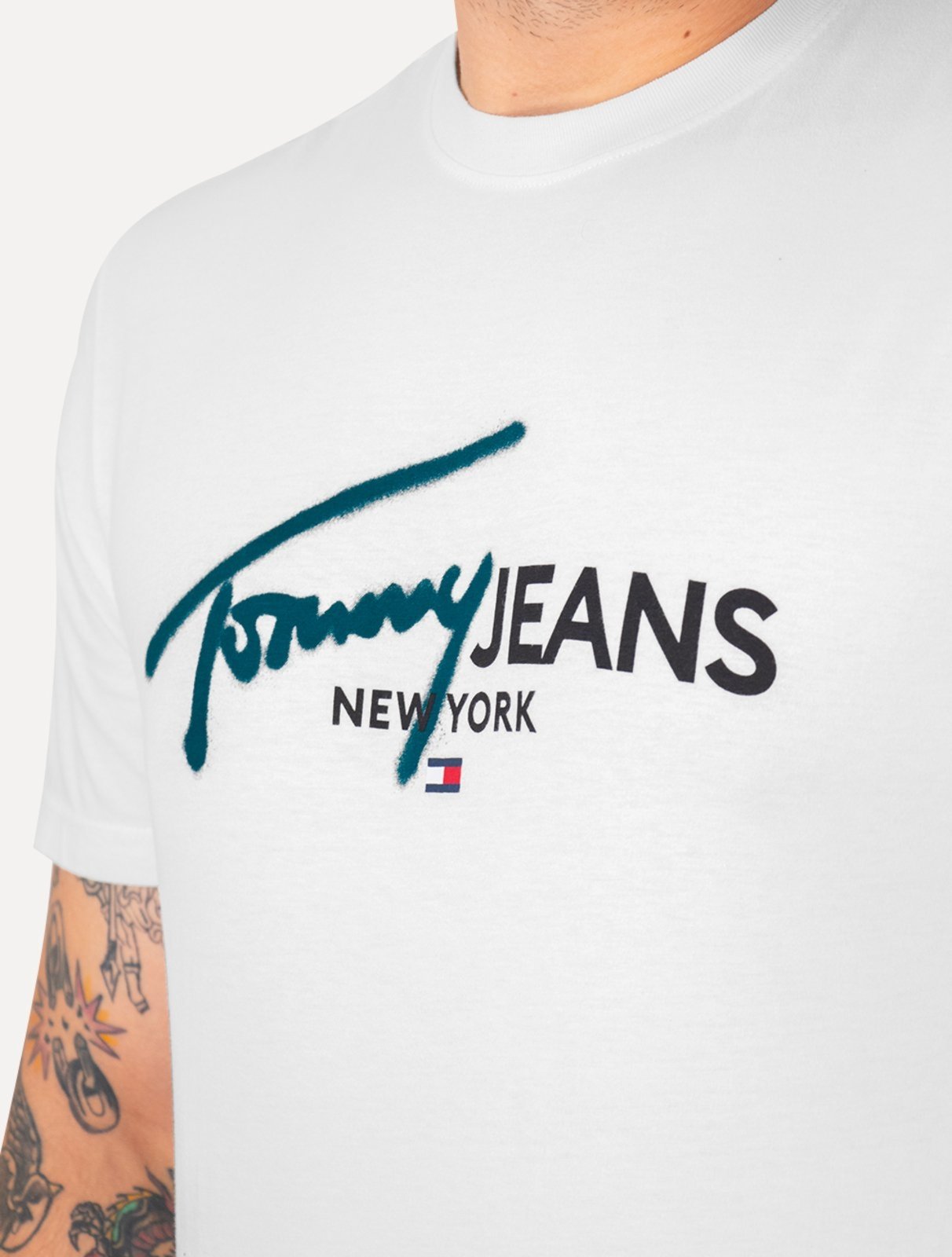 Vista 3 Camiseta Tommy Jeans Masculina Regular Spray Pop Logo Branca branco Tommy Jeans branco