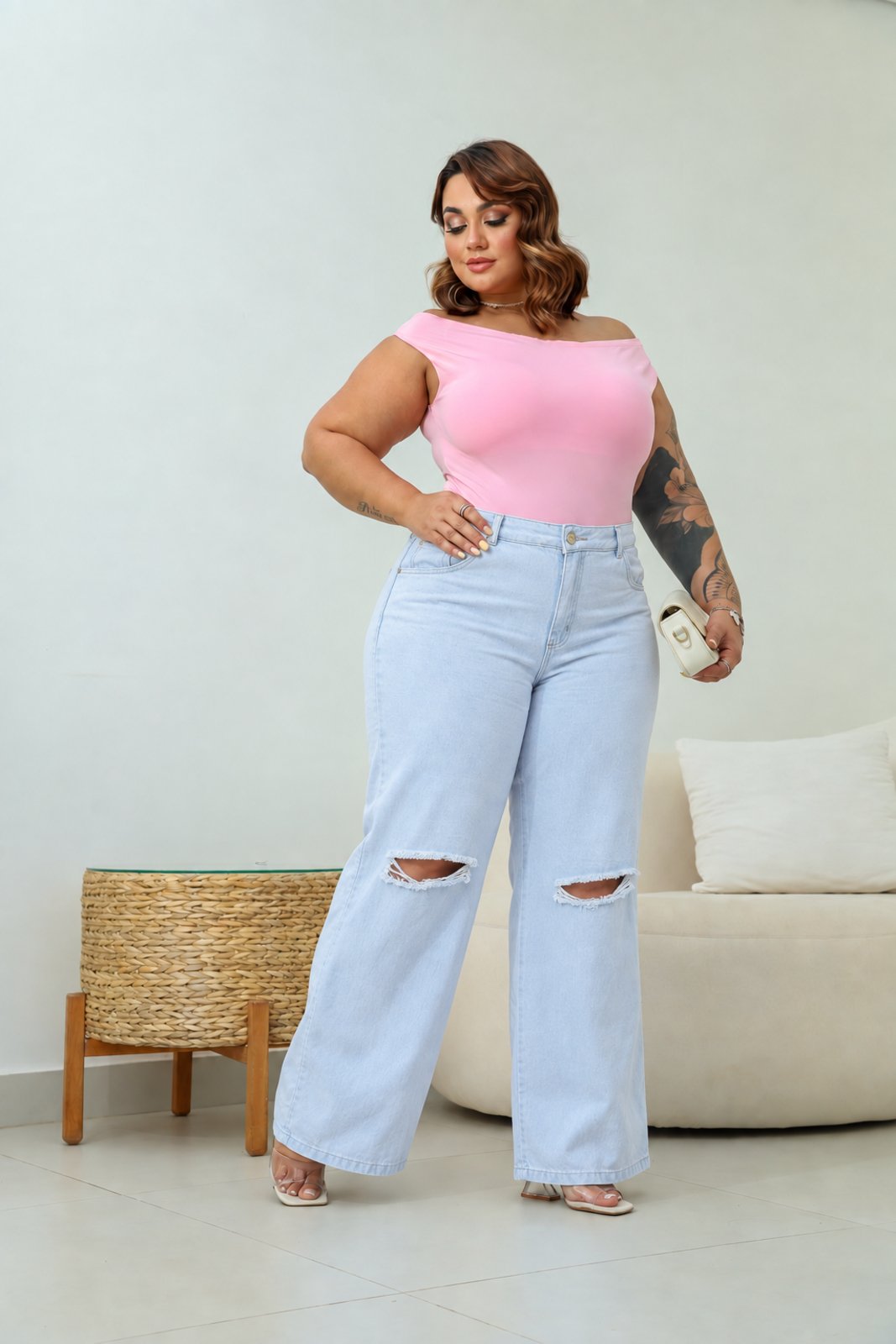 Calça Donna De Paula Wide Leg Jeans Claro Com Rasgo No Joelho Feminina Plus Size Cintura Alta Casual