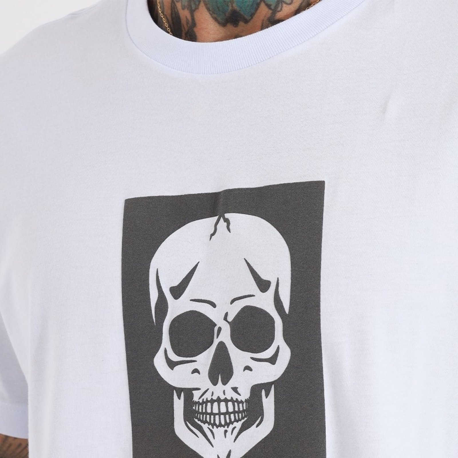 Camiseta Regular MCD Caveira Vazada