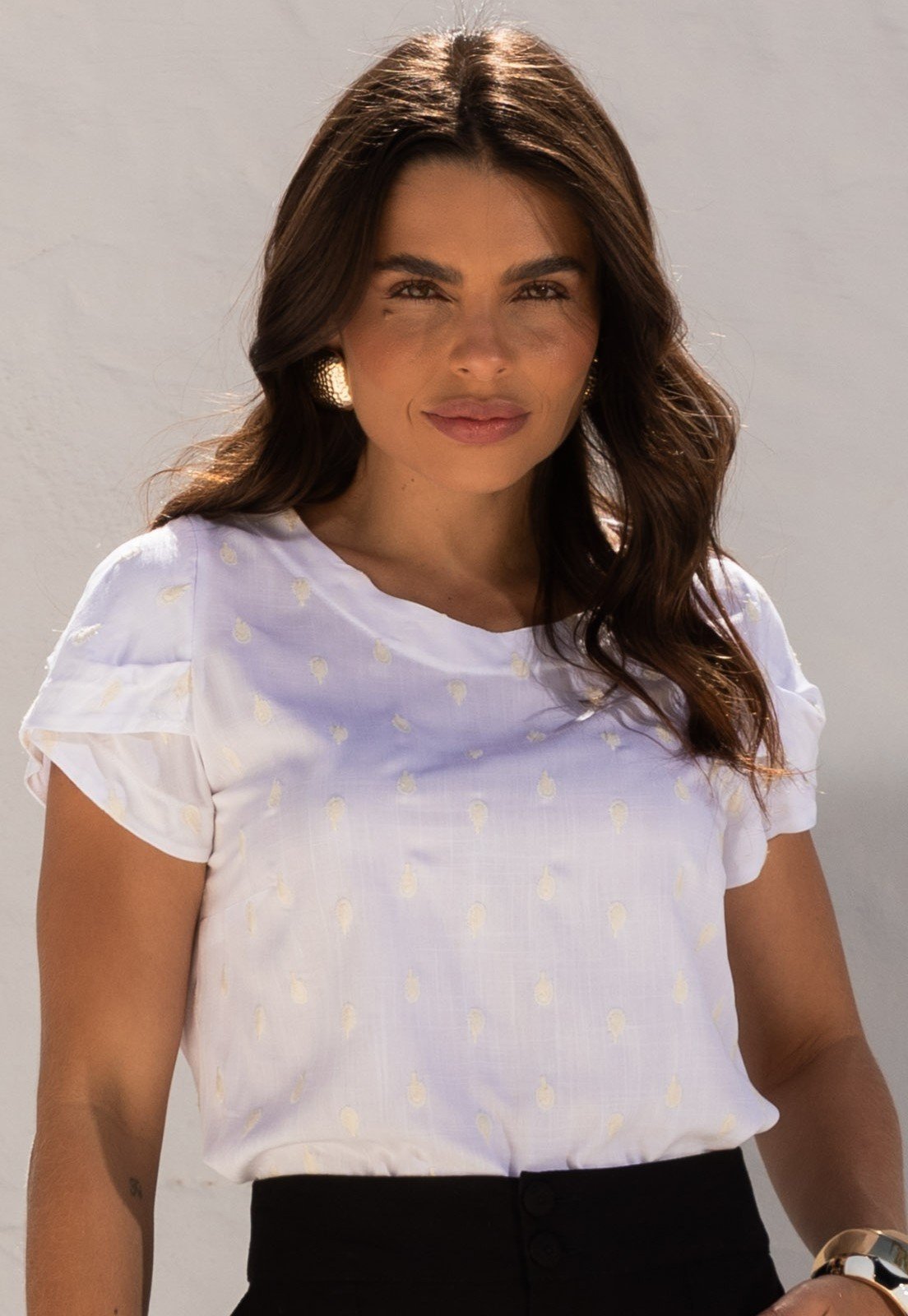Blusa Mamorena em Viscolinho Bordado com Decote Redondo e Manga Curta Transpassada