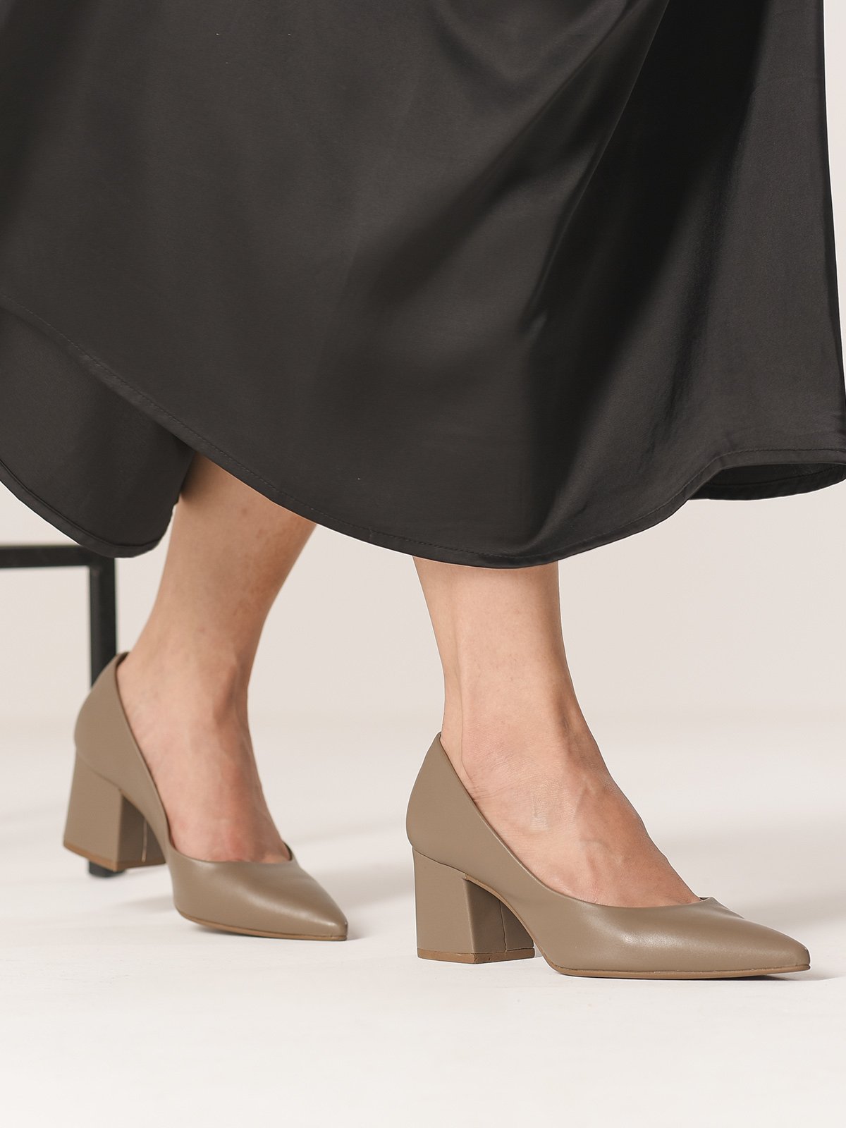 Scarpin Cinza Salto Bloco Médio Grosso Salook