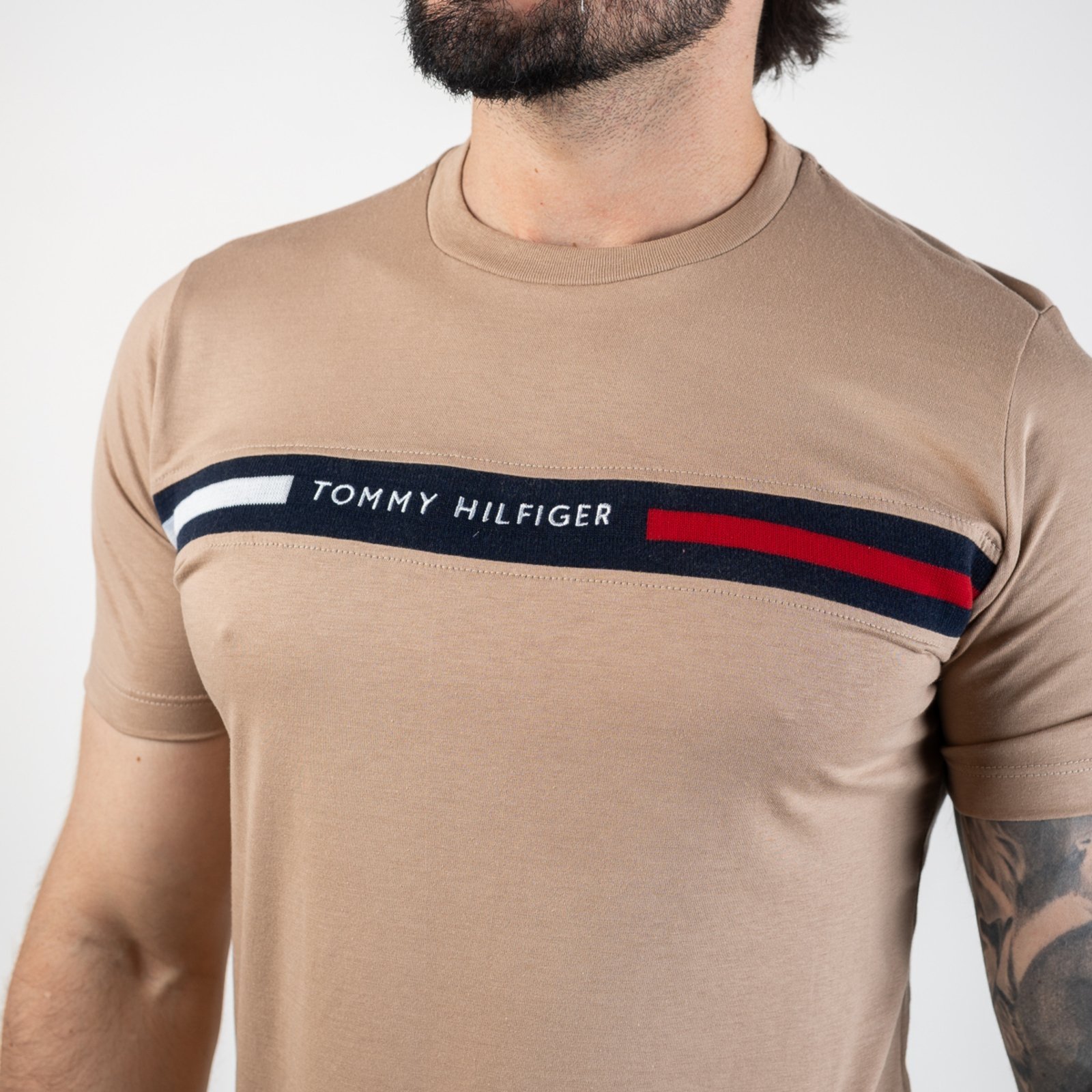 Vista 3 Camiseta Tommy Hilfiger Bordado Khaki cáqui khaki Tommy Hilfiger cáqui khaki