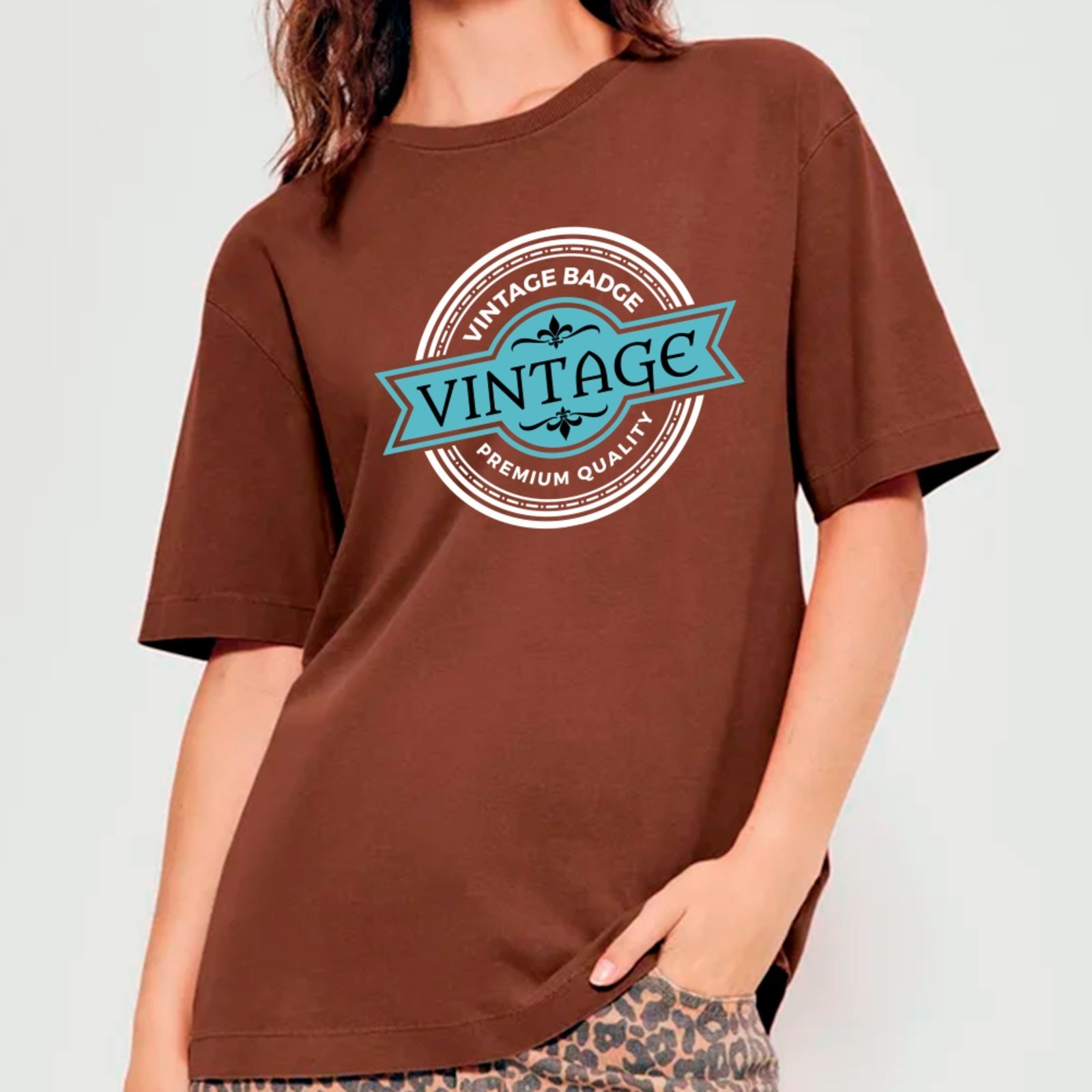 Vista 2 Camiseta Ousy Oversized Vintage Badge Clothing Moda Streetwear Unissex preto ousy preto