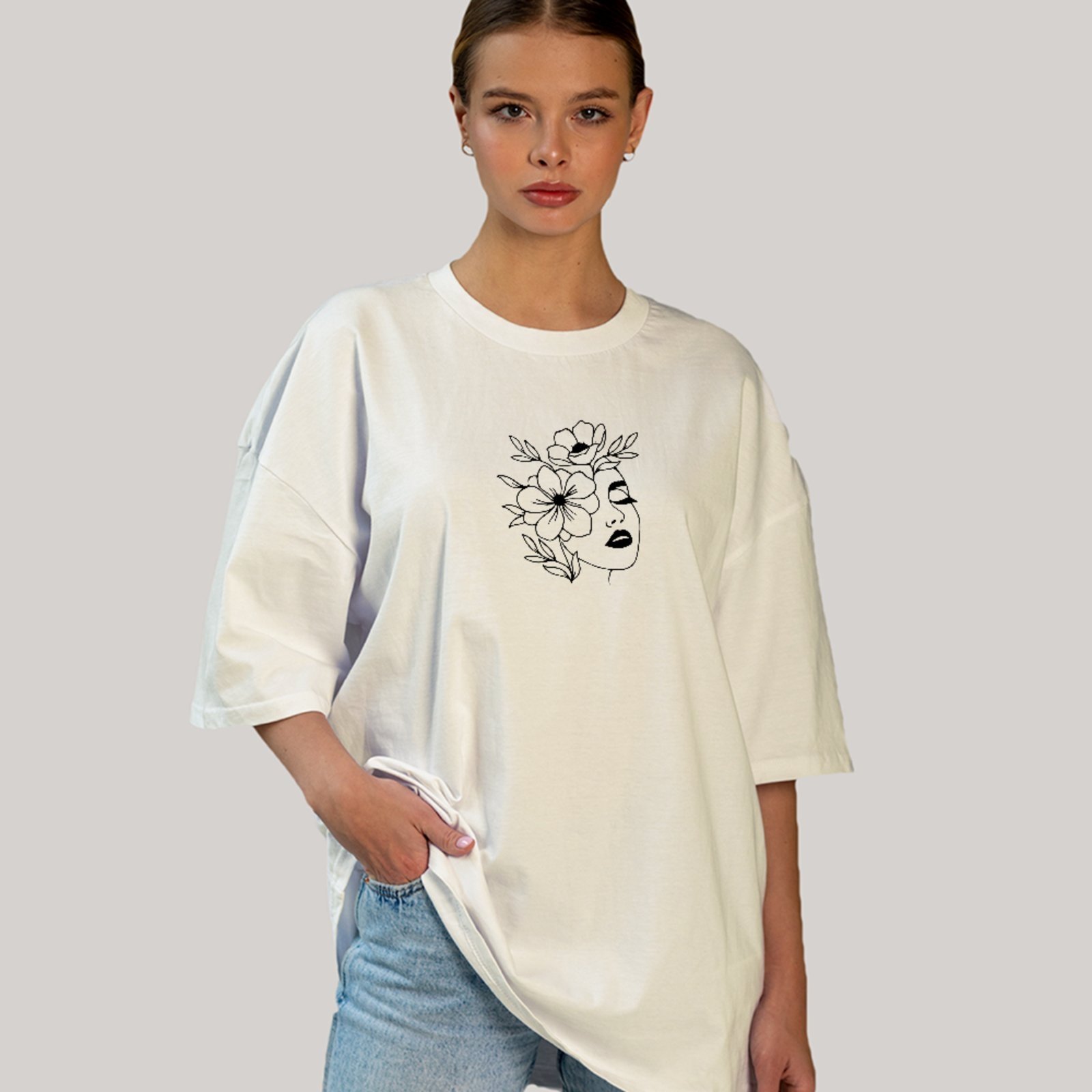 Camiseta Ousy Rosto E Flores Minimalista Oversized Feminina Off White