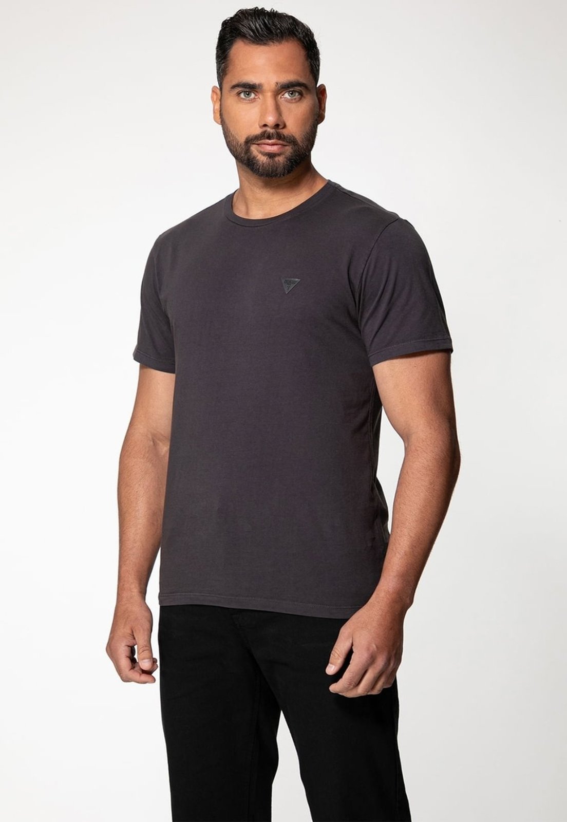 Camiseta Guess Triângulo Emborrachado Cinza Escuro