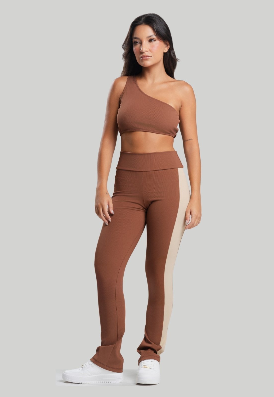 Conjunto Fitness Vekyo Canelado Feminino Academia Top Ombro Só e Legging Flare Esportivo Com Brilho Marrom