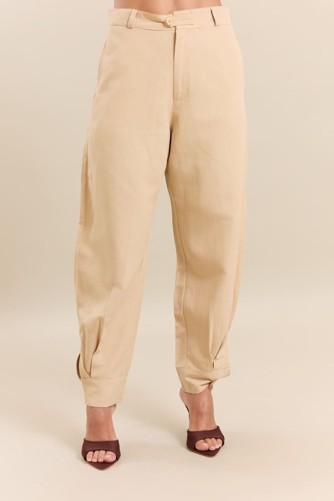 Calça Malha Em Linho Feminina Ballon na cor Bege Lemier Collection
