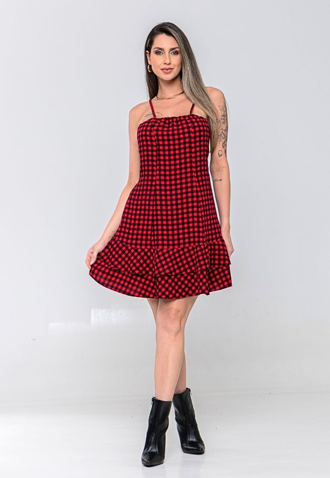 Vestido Curto de Alcinha e Babado Estampado Xadrez Preto e Vermelho Docce Mulher