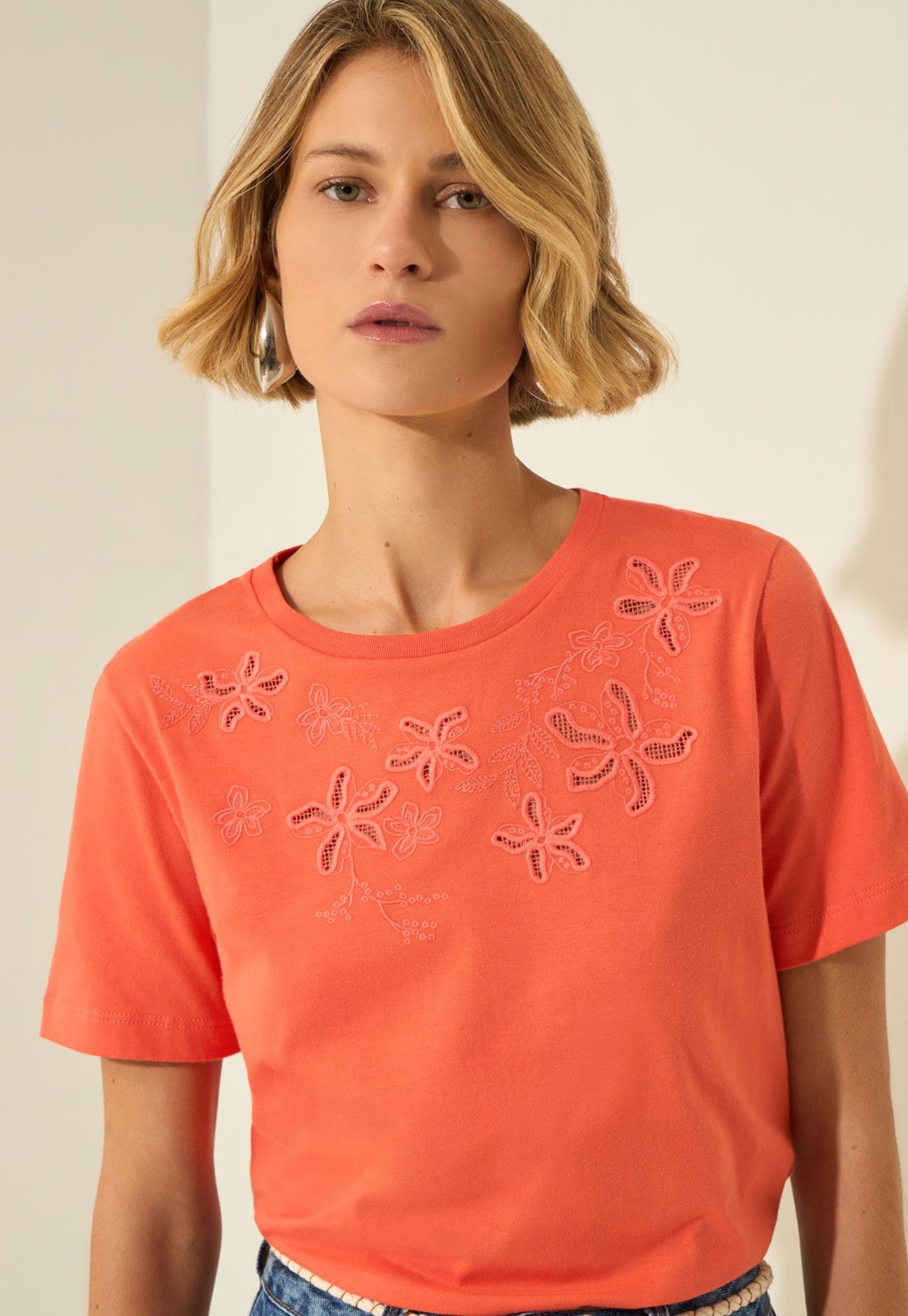 Camiseta Feminina Lez a Lez Bordado Frontal Laranja