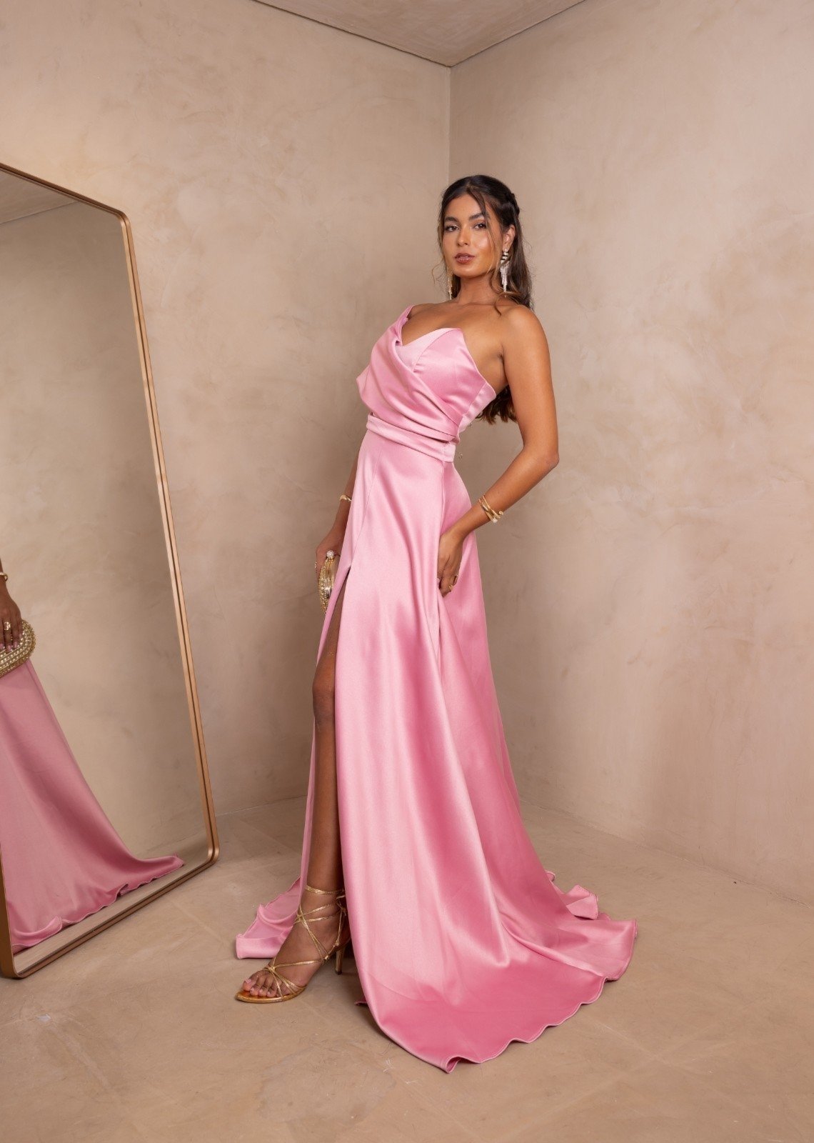 Vestido Longo de Festa Madrinhas um Ombro com Fenda Premium Dodeny Cia do Vestido Rosa Chiclete