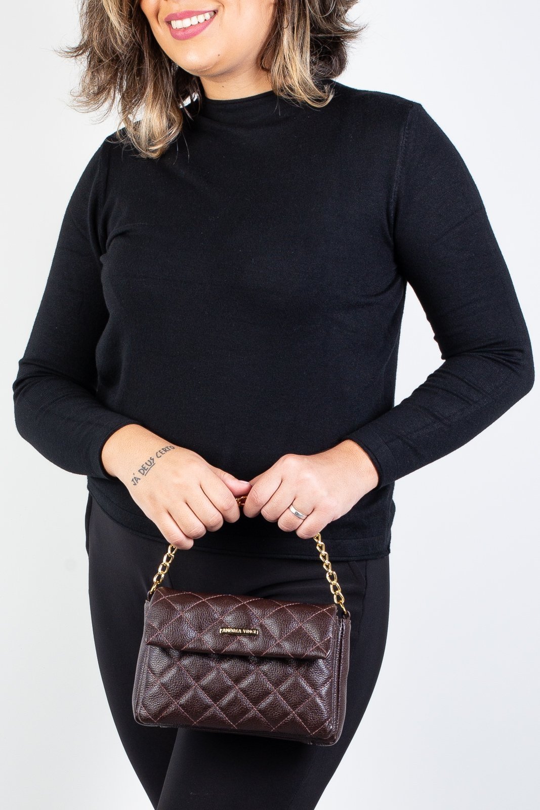 Bolsa de couro com corrente matelassê Giulia - Café