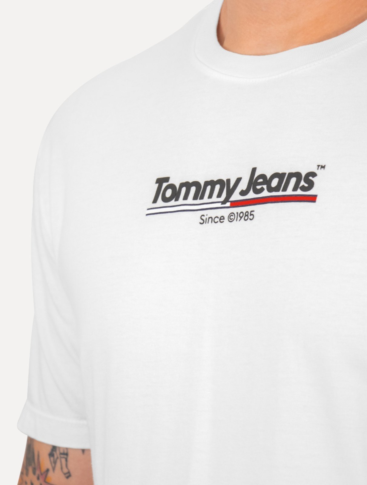 Vista 3 Camiseta Tommy Jeans Masculina Regular TJ RWB Flag Branca branco Tommy Jeans branco