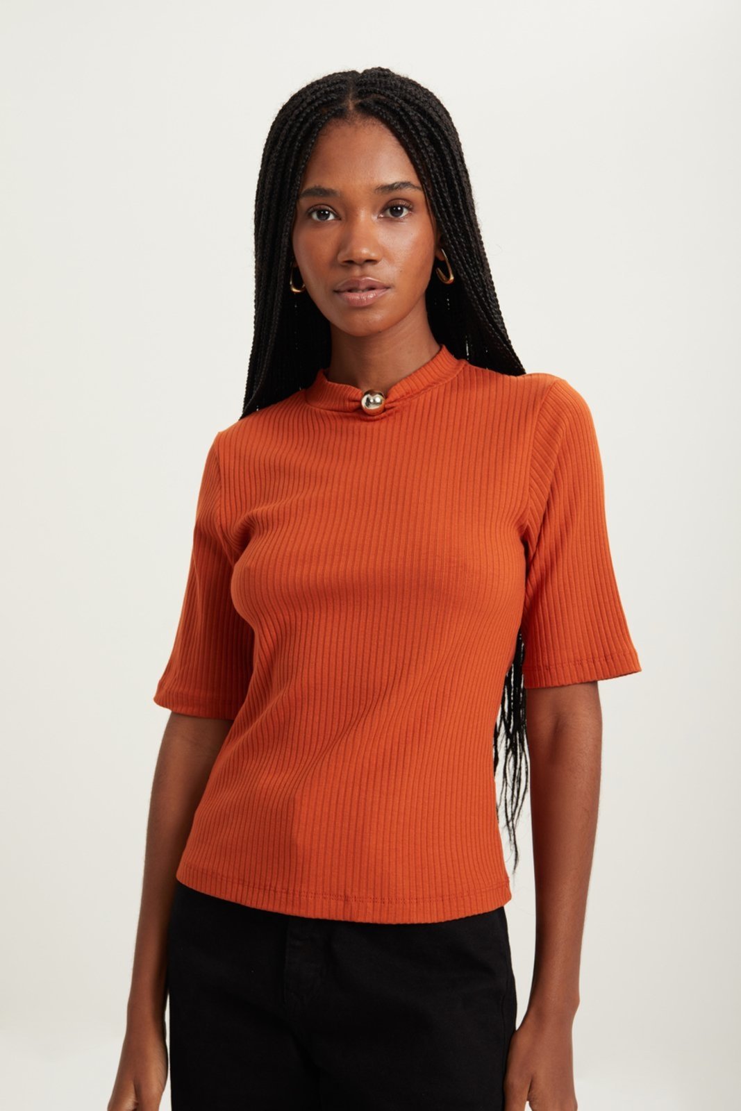 Blusa De Mangas Curtas Em Malha Canelada Com Enfeite Na Gola