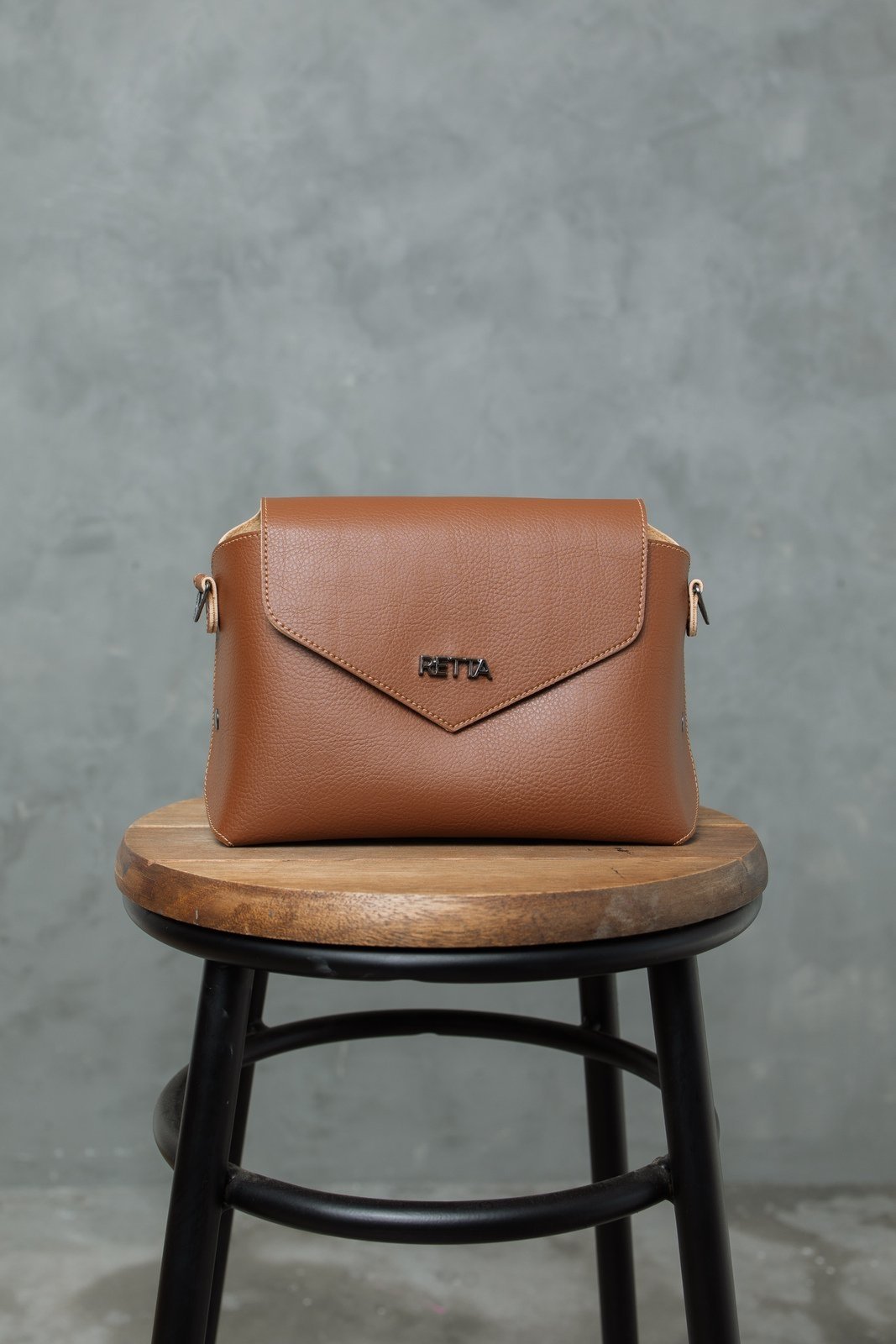 Bolsa Feminina Carteiro com Alça Transversal Espaçosa Retta Oficial