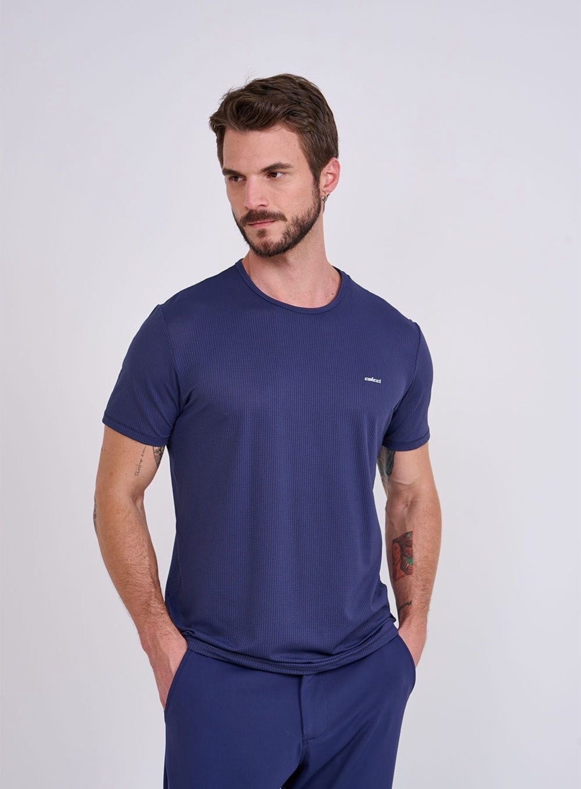 Vista 2 Camiseta tech Fit SunBlock Slim Colcci Darkness azul Colcci azul