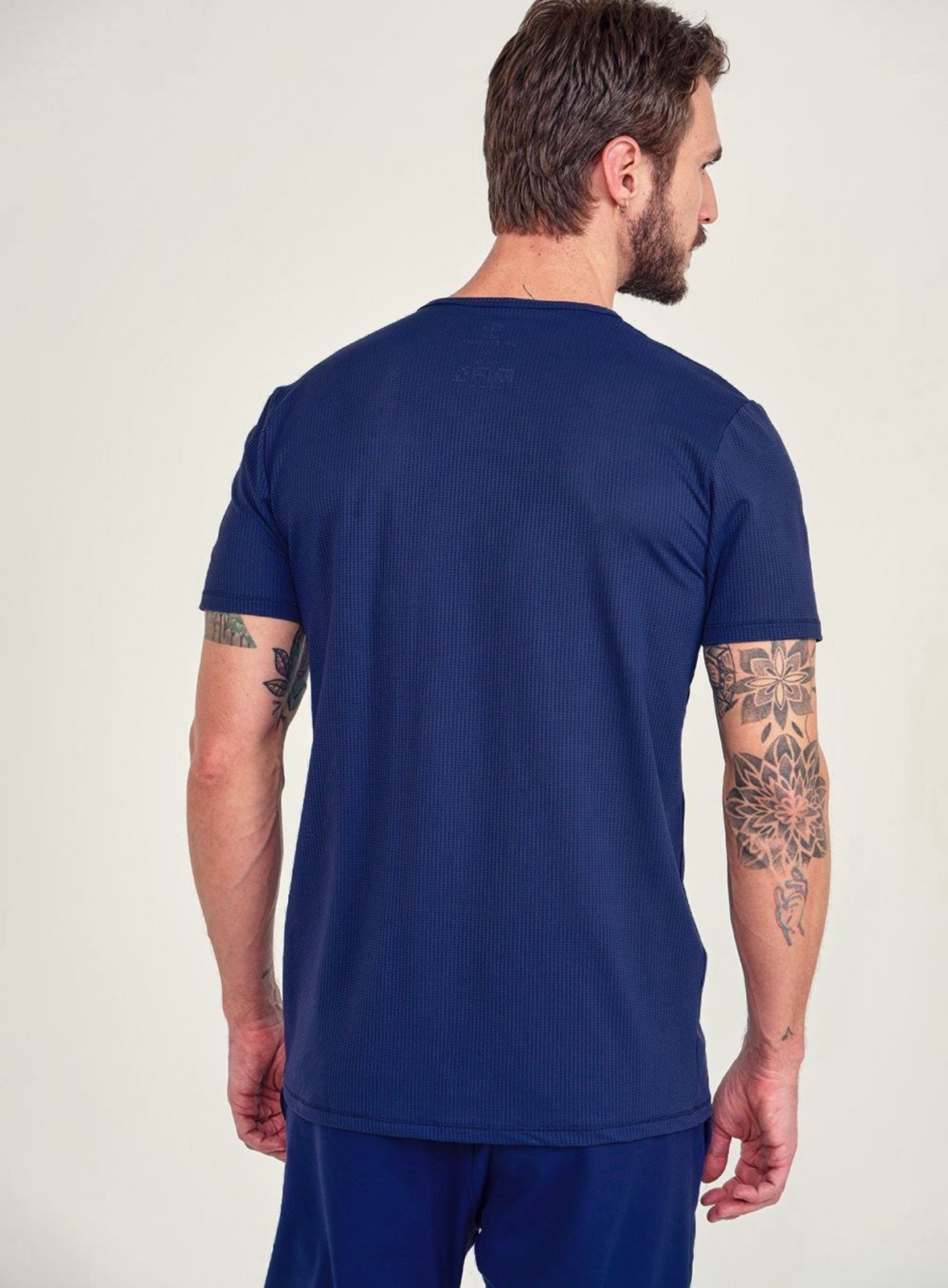 Vista 3 Camiseta tech Fit SunBlock Slim Colcci Darkness azul Colcci azul