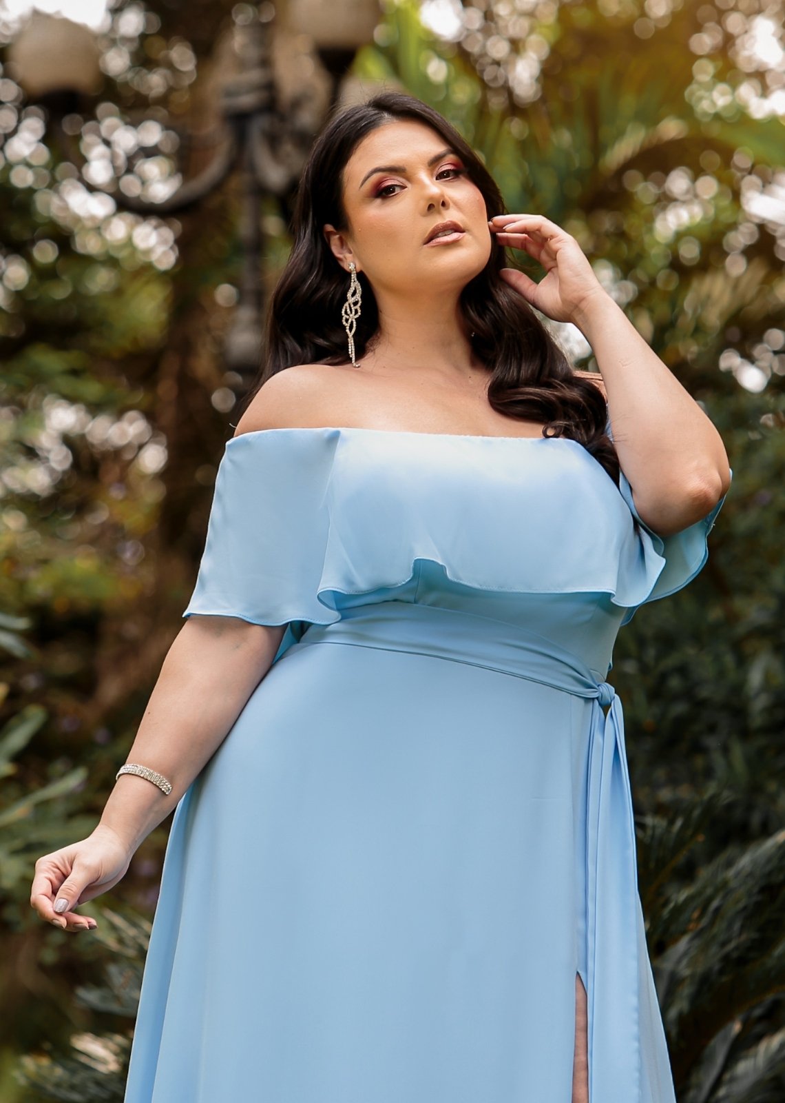 Vestido Longo de Festa Madrinhas Curvy Plus Size Ombro à Ombro com Fenda Dennila Cia do Vestido Azul Serenity