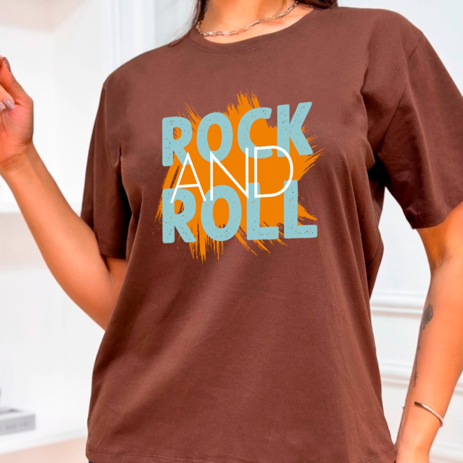 Camiseta Ousy Streetwear Rock and Roll Tipografia Vintage Oversized Unissex Marrom