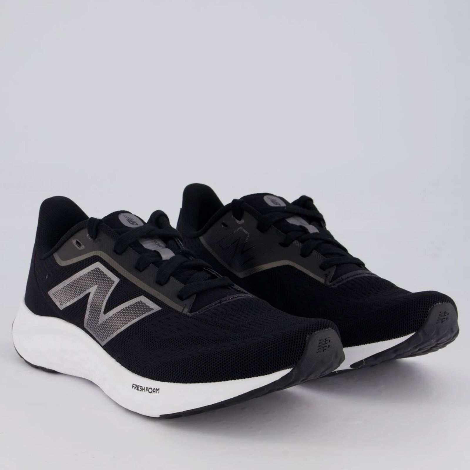 Vista 3 Tênis New Balance Fresh Foam Arishi V4 e Prata preto New Balance preto