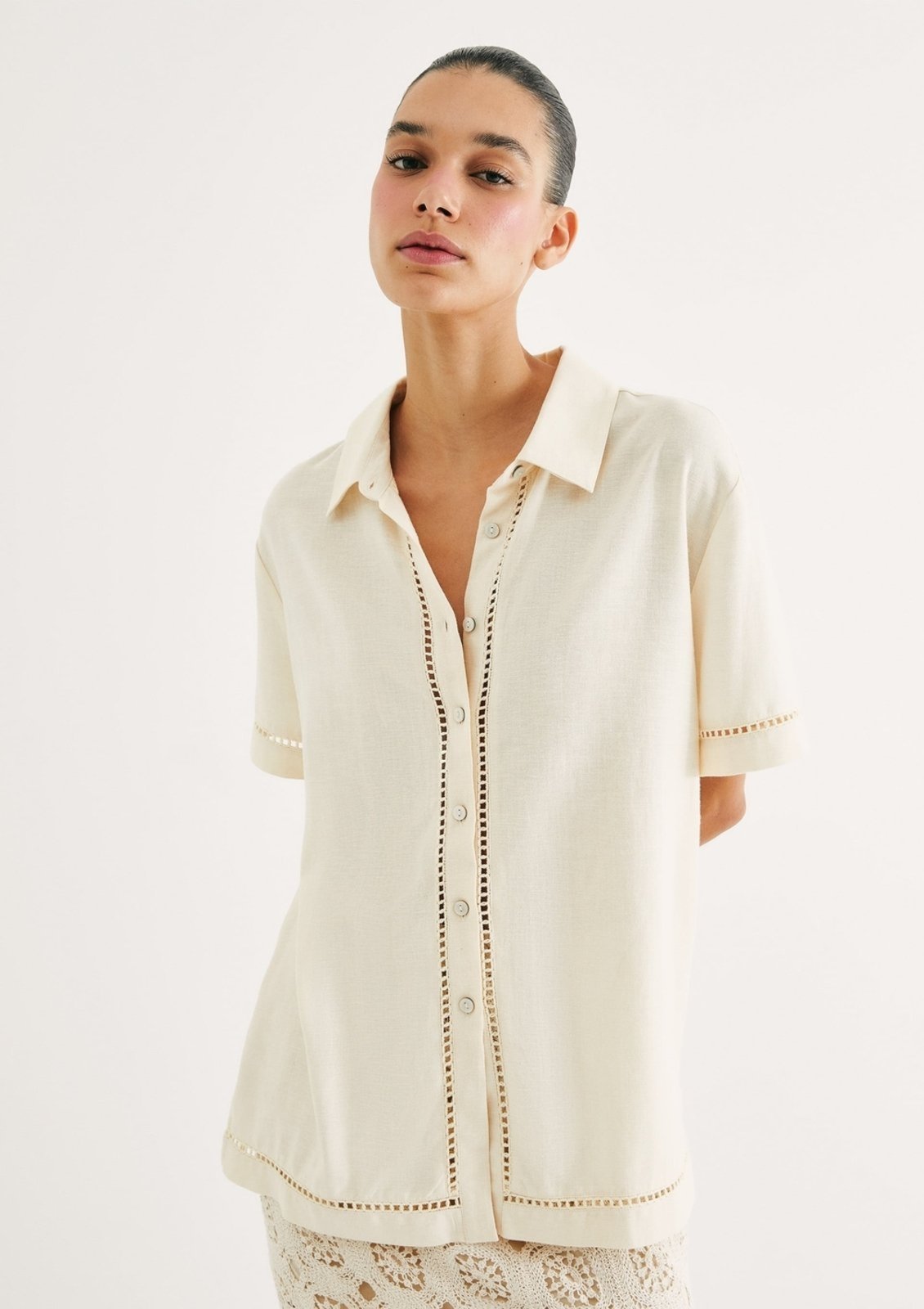 Vista 2 Camisa Feminina Regular Laise e Linho Hering bege Hering bege