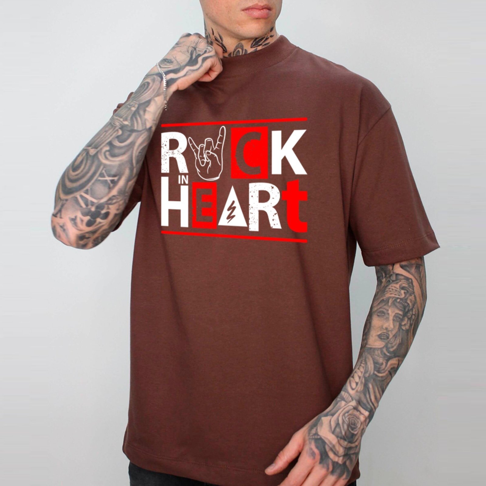 Vista 2 Camiseta Ousy Streetwear Rock in Heart Oversized Unissex marrom ousy marrom