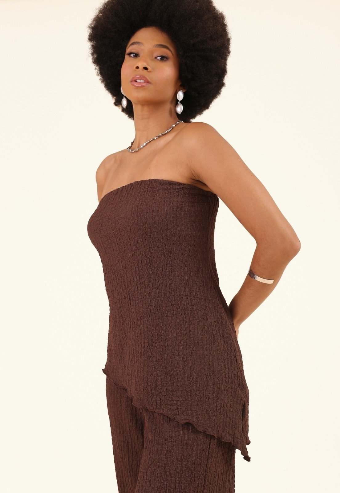 Vista 2 Blusa Pop Me Assimétrica Em Malha Texturizada Com Decote Reto marrom Pop Me marrom