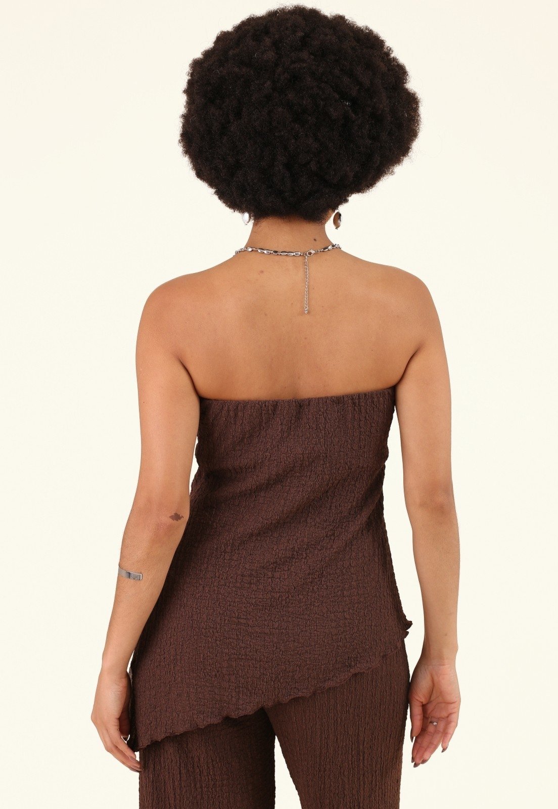 Vista 3 Blusa Pop Me Assimétrica Em Malha Texturizada Com Decote Reto marrom Pop Me marrom