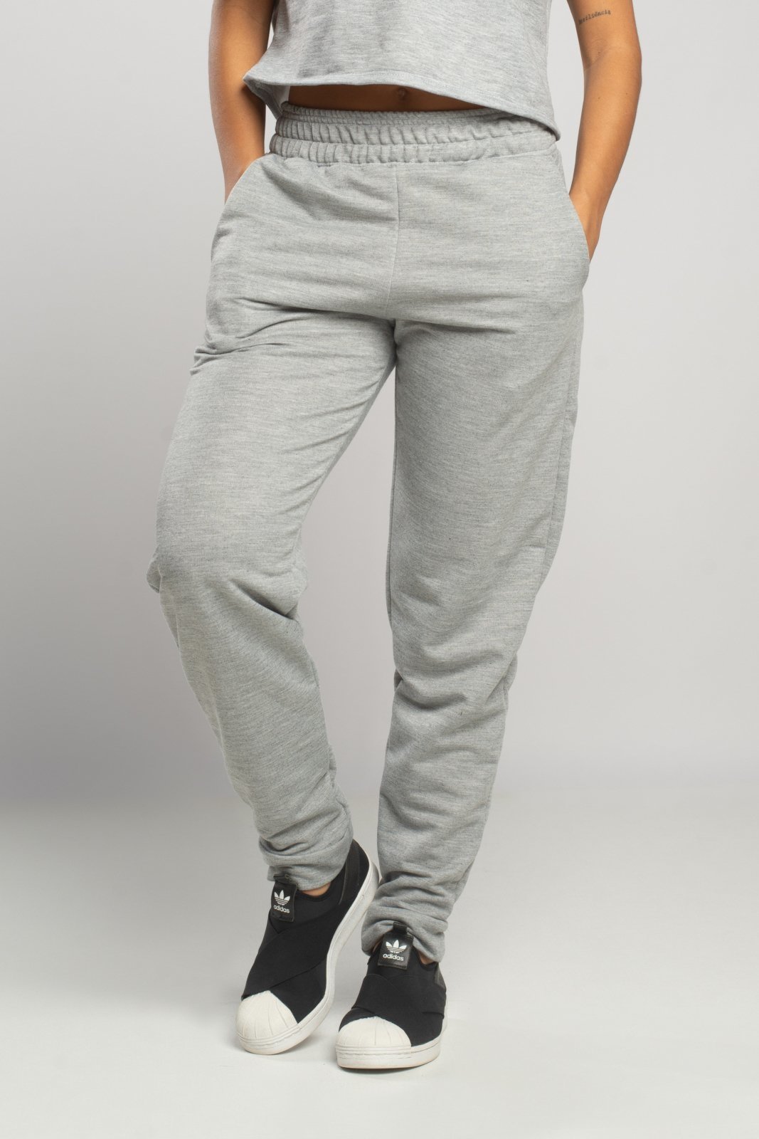 Calça Jogger Vicbela Bolso Interno Moletinho Cintura Alta Cinza
