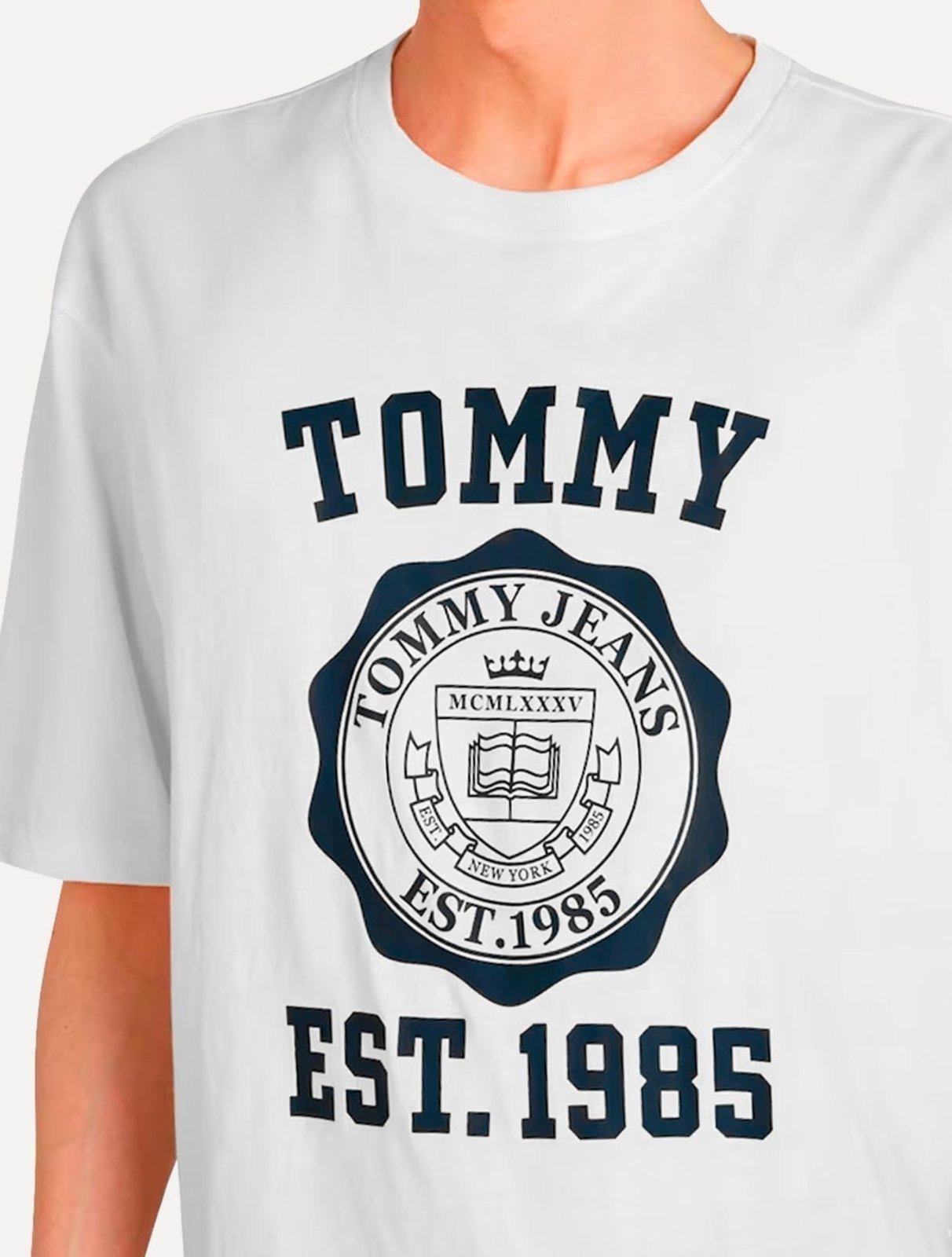 Vista 3 Camiseta Tommy Jeans Masculina Oversized Varsity Badge Branca branco Tommy Jeans branco