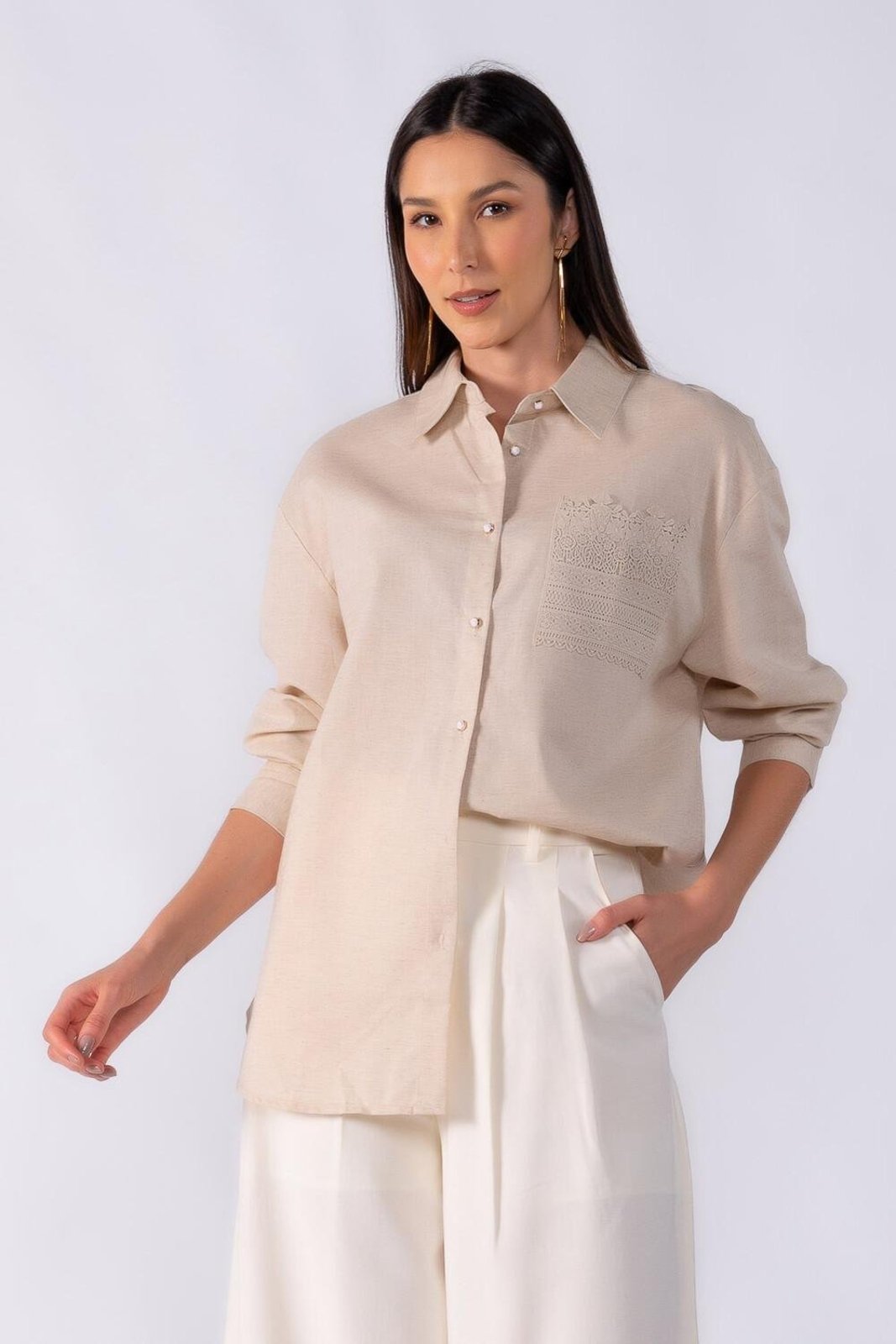 Camisa com guippir e botões trabalhados Bege