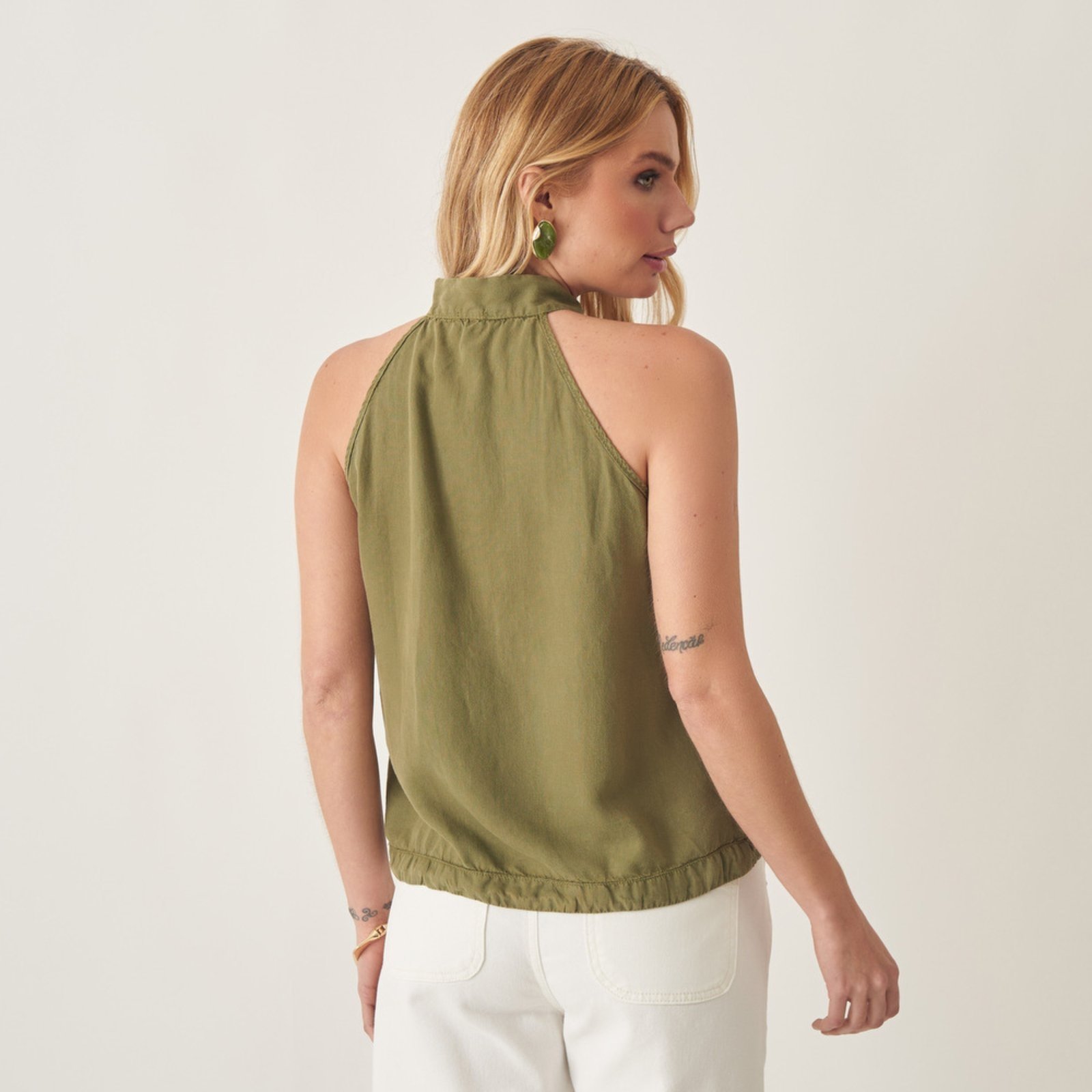 Vista 3 Blusa Tencel Laço Pescoço Cava Americana Bloom verde militar Bloom verde militar