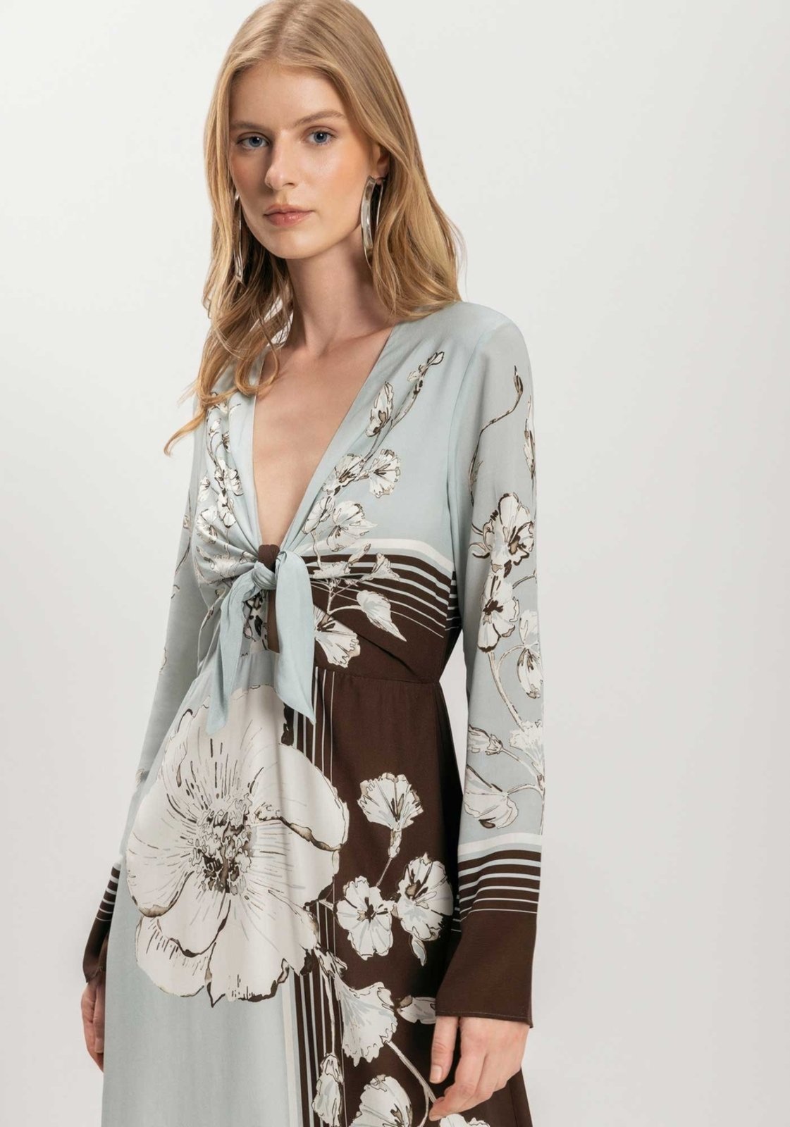 Vista 3 Vestido Longo Evasê Estampado Com Manga Longa E Nó Lez a Lez poás
