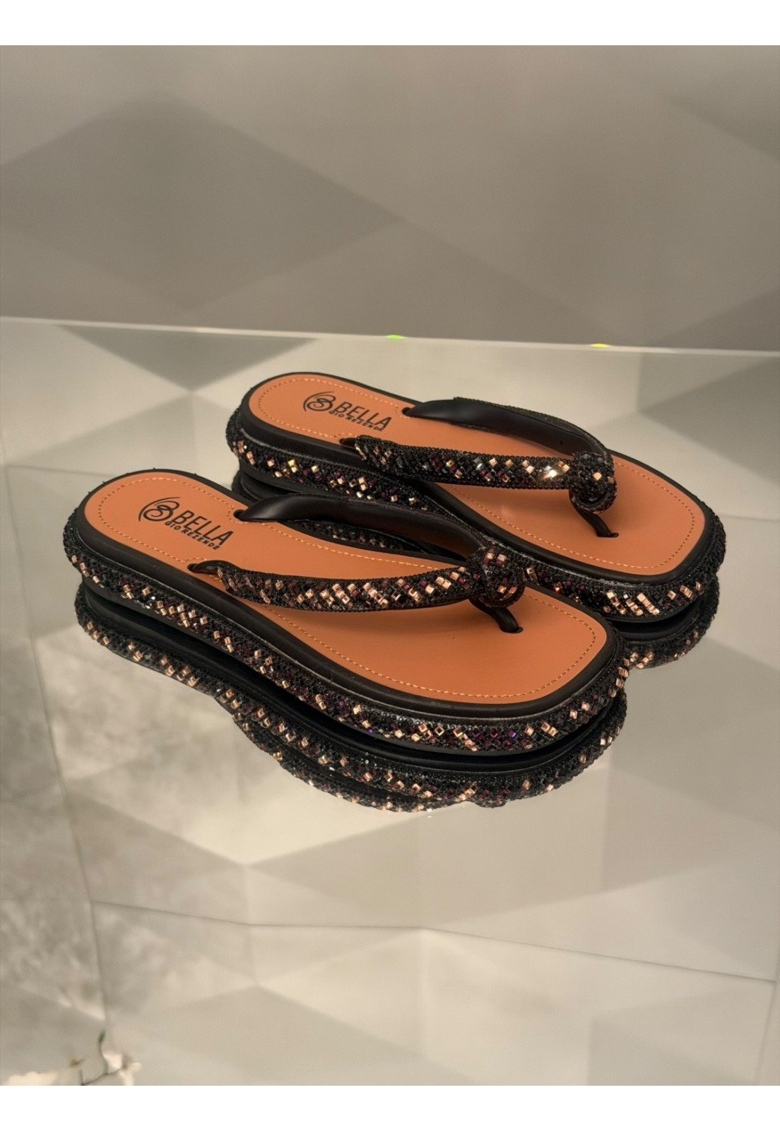 Chinelo Preto plataforma com Strass Dourado