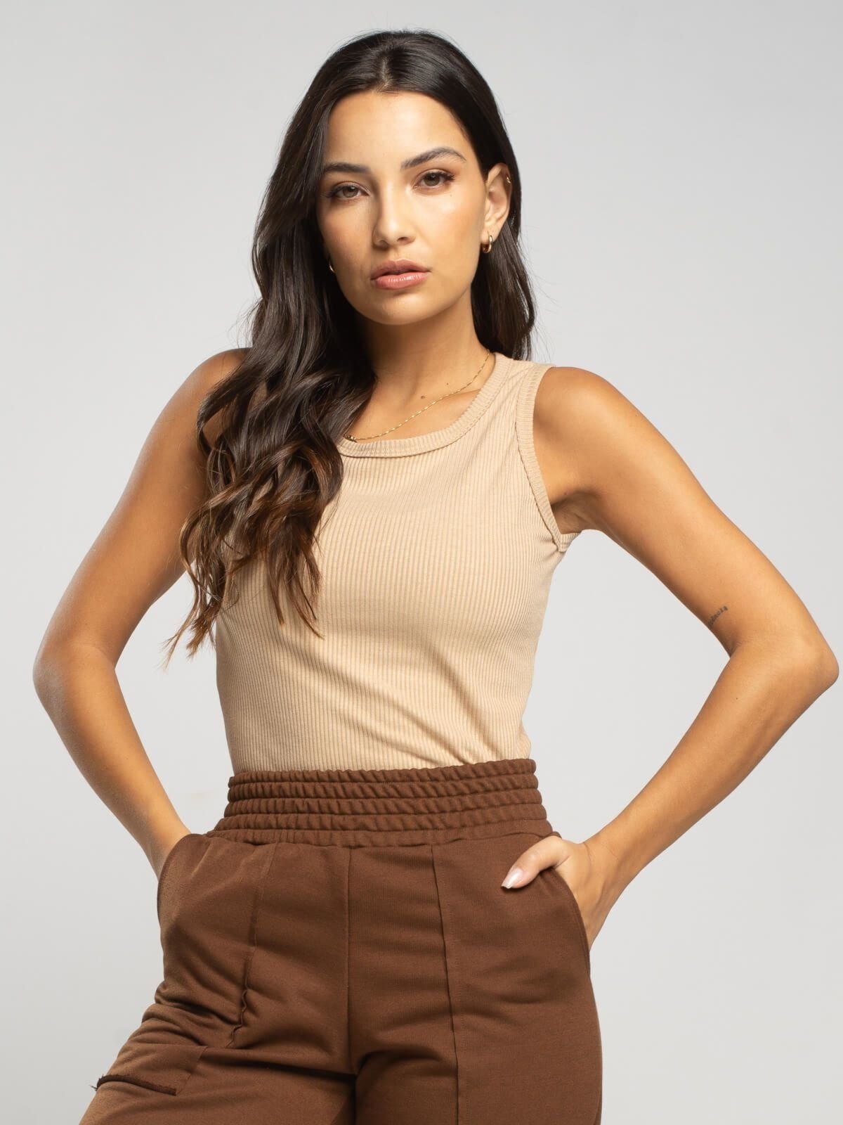 Blusa Canelada Vicbela Regata Gola Redonda Bege