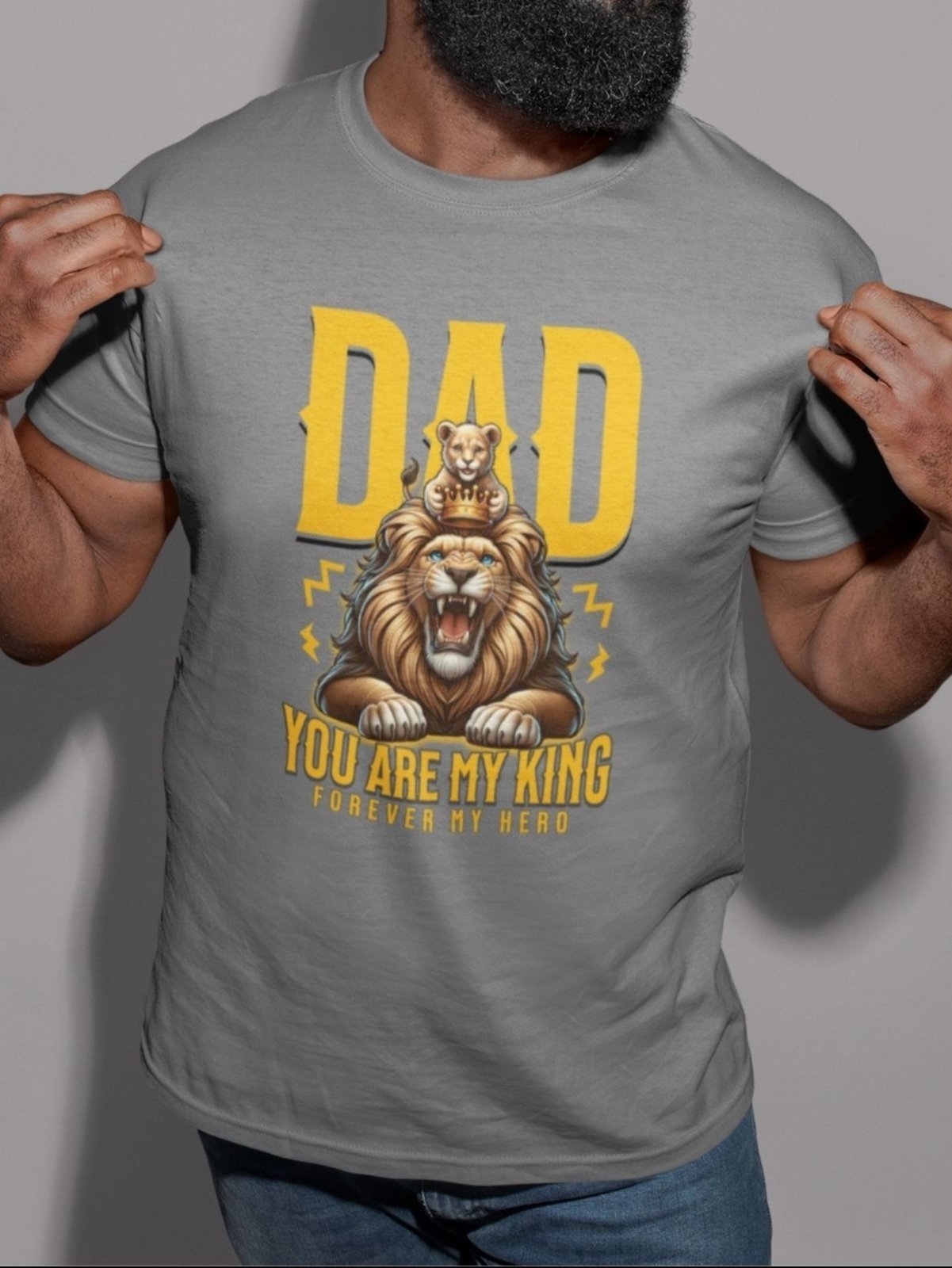 Camiseta Básica Masculina GuGi Leão Pai Rei Coroa Chumbo