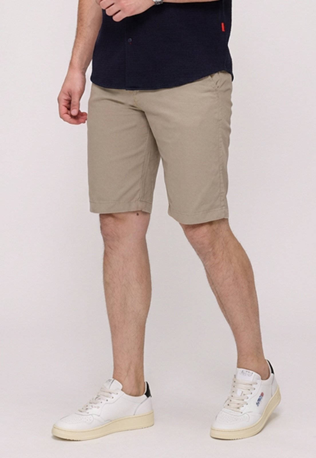 Bermuda Chino Masculina Sarja Regular Fit com Elastano Bege