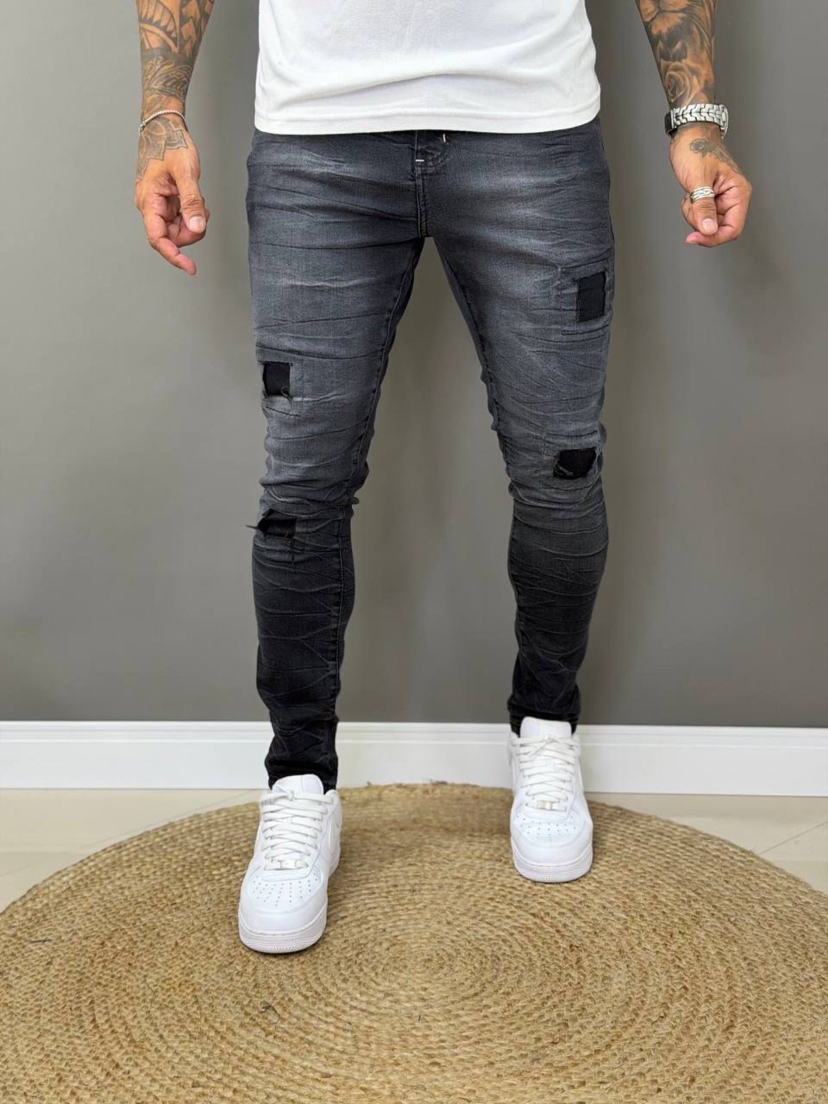 Calça Jeans Masculina Skinny Estilo Jogador Rasgadas Puidos com Elastano Qr Code Cinza/Preto Look Gringa