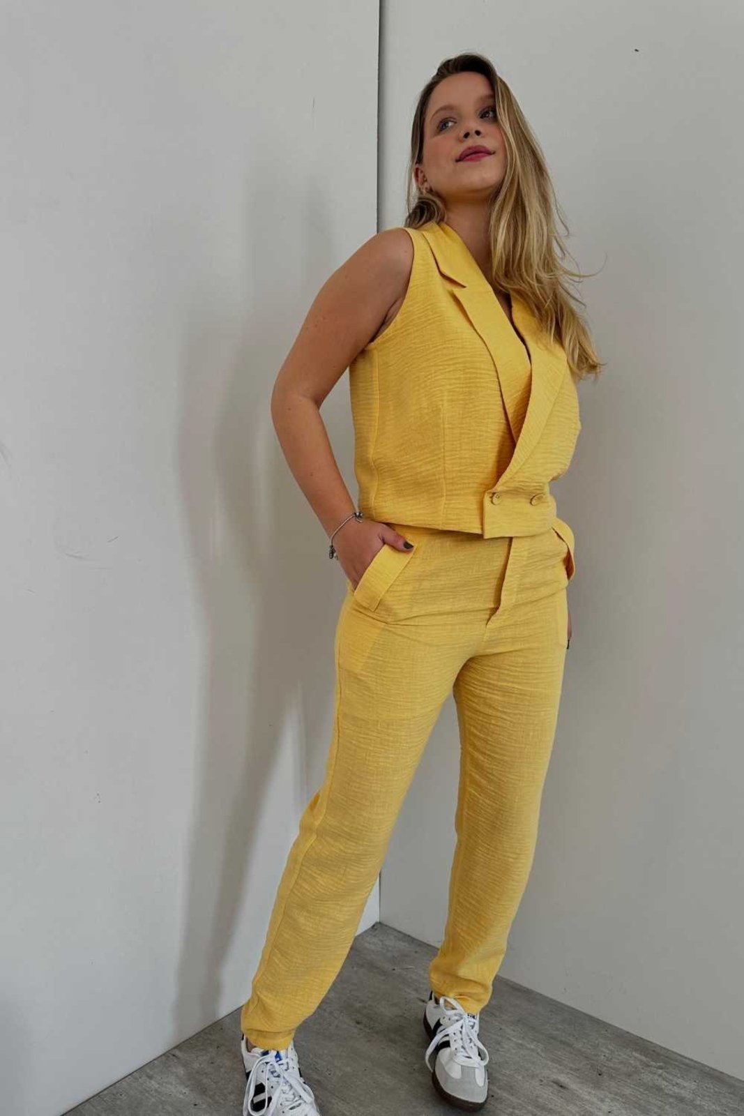 Vista 2 Calça Vanibele Alfaiataria Manteiga amarelo amarelo