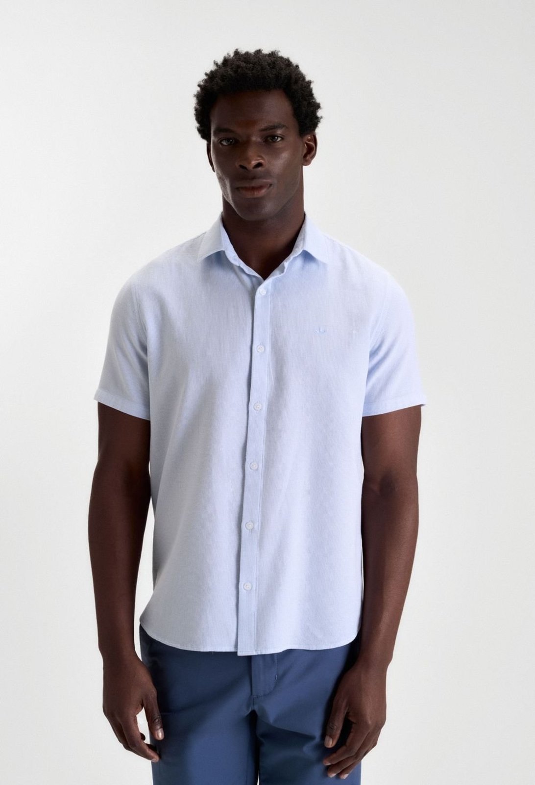 CAMISA DOCTHOS RELAXED FIT MANGA CURTA MAQUINETADA CAMISA DOCTHOS RELAXED FIT MANGA CURTA MAQUINETADA 057 AZUL CLARO G3