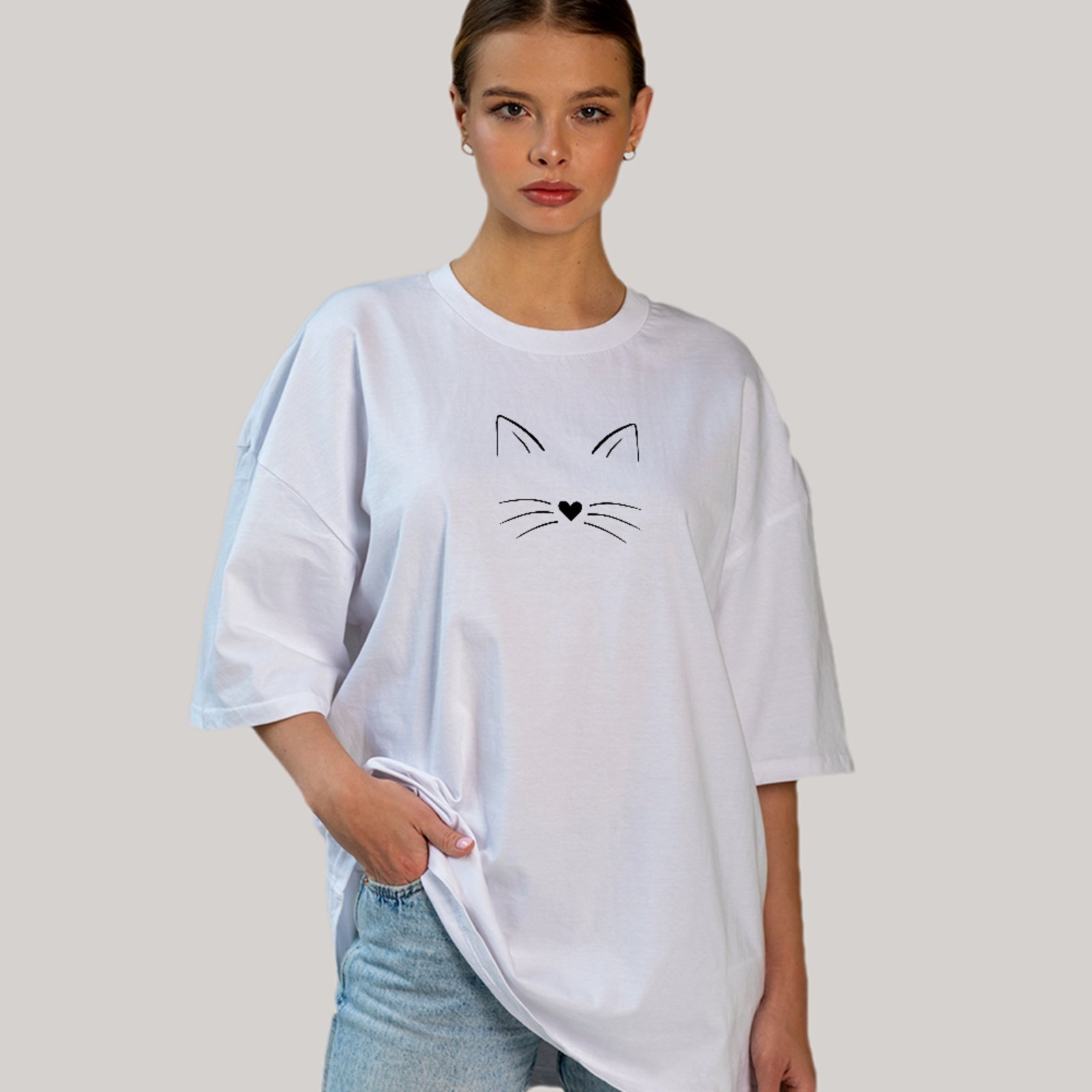 Vista 2 Camiseta Ousy Minimalista de Gato Oversized Feminina branco ousy branco