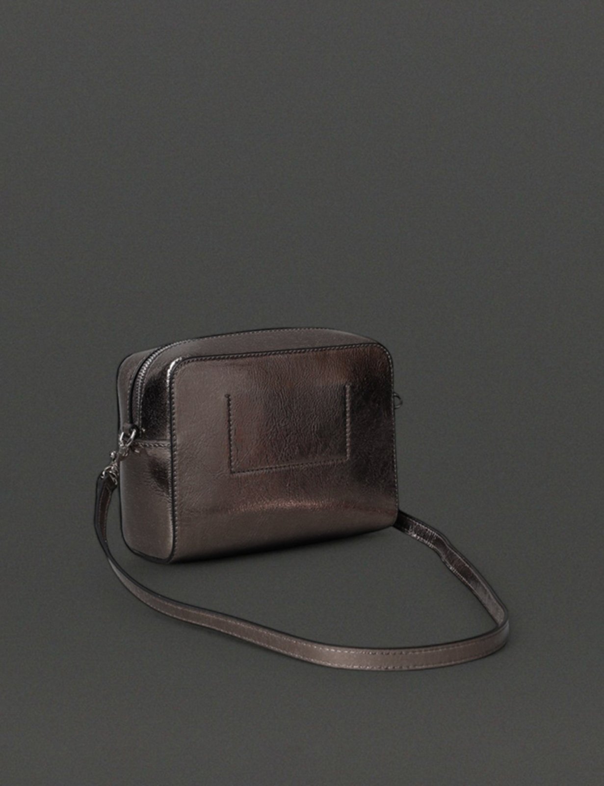Vista 3 Bolsa Feminina Câmera Bag Metálica Calvin Klein Jeans - Grafite cinza Calvin Klein Jeans cinza