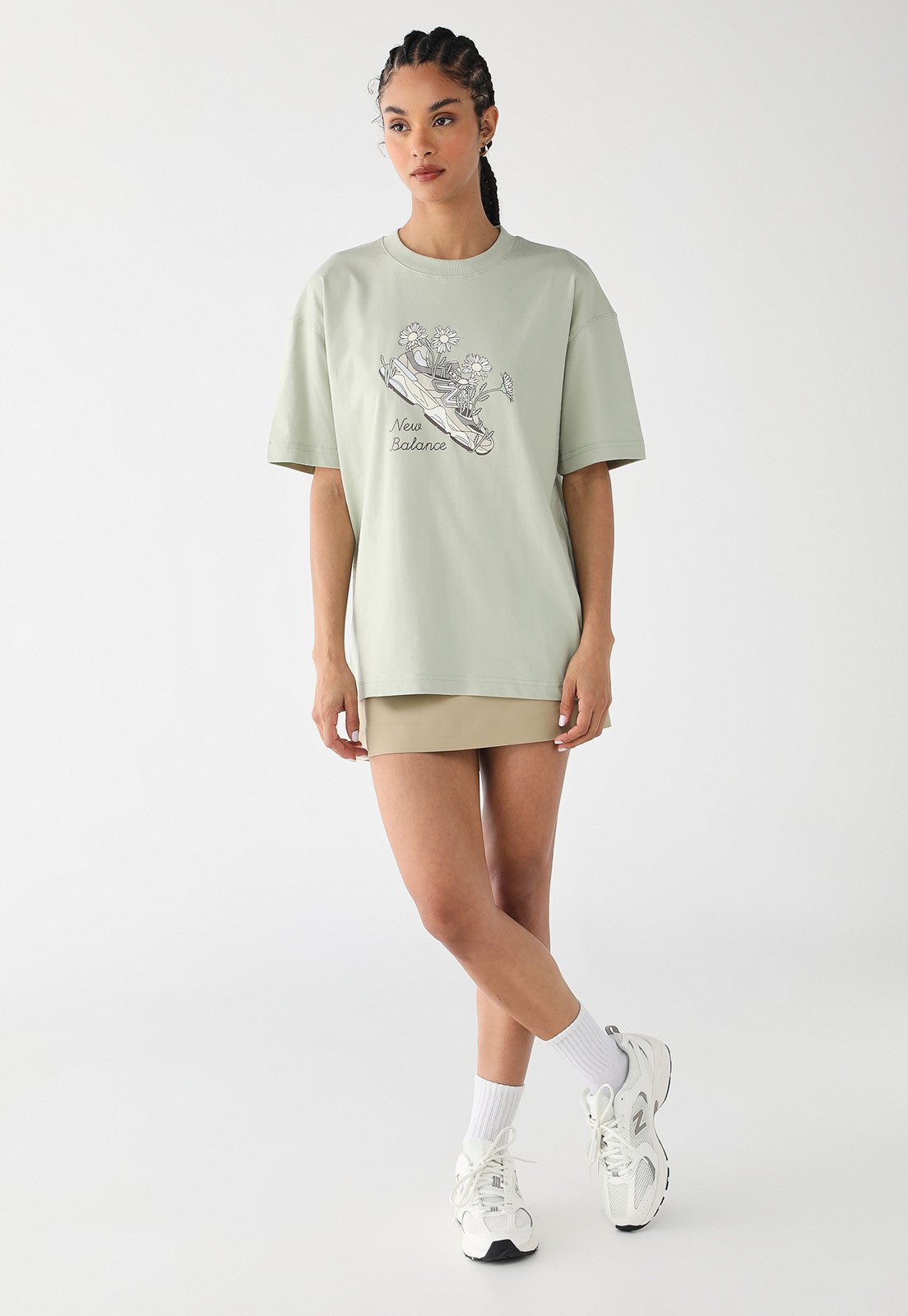 Vista 3 Camiseta Feminina New Balance Nb Flower Shoe Claro verde New Balance verde