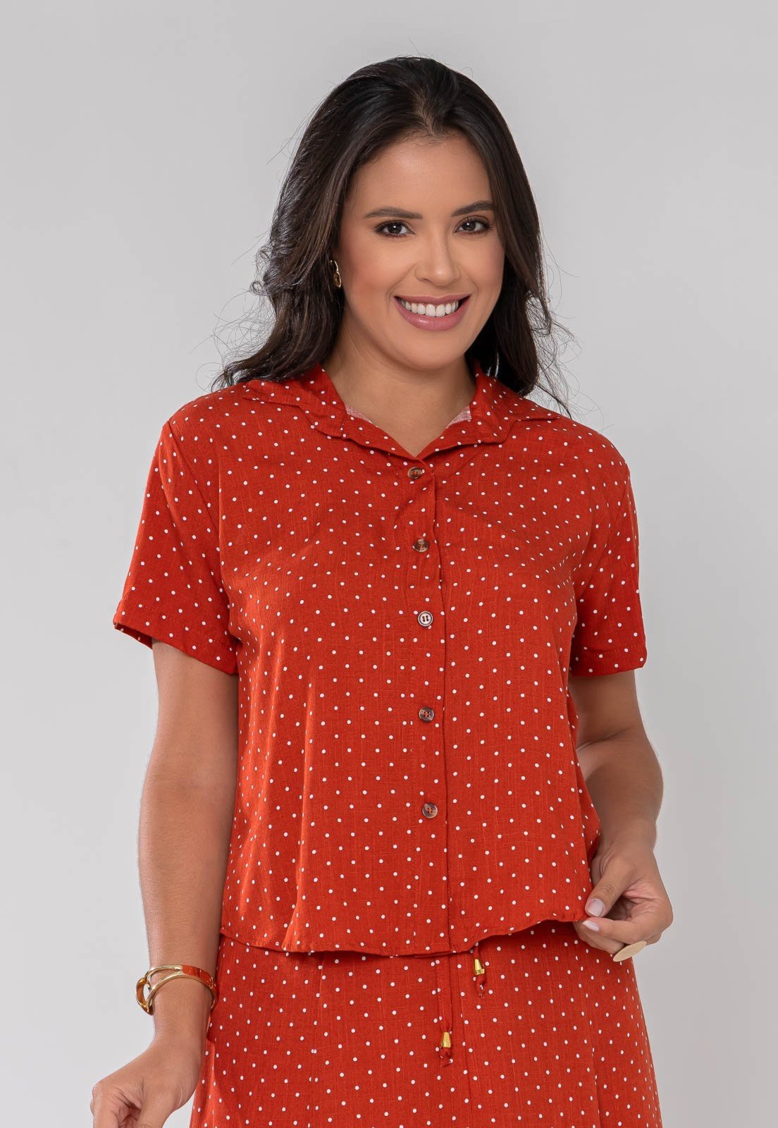 Vista 2 Camisa Aura Dani Viscolinho Poá Terracota laranja laranja