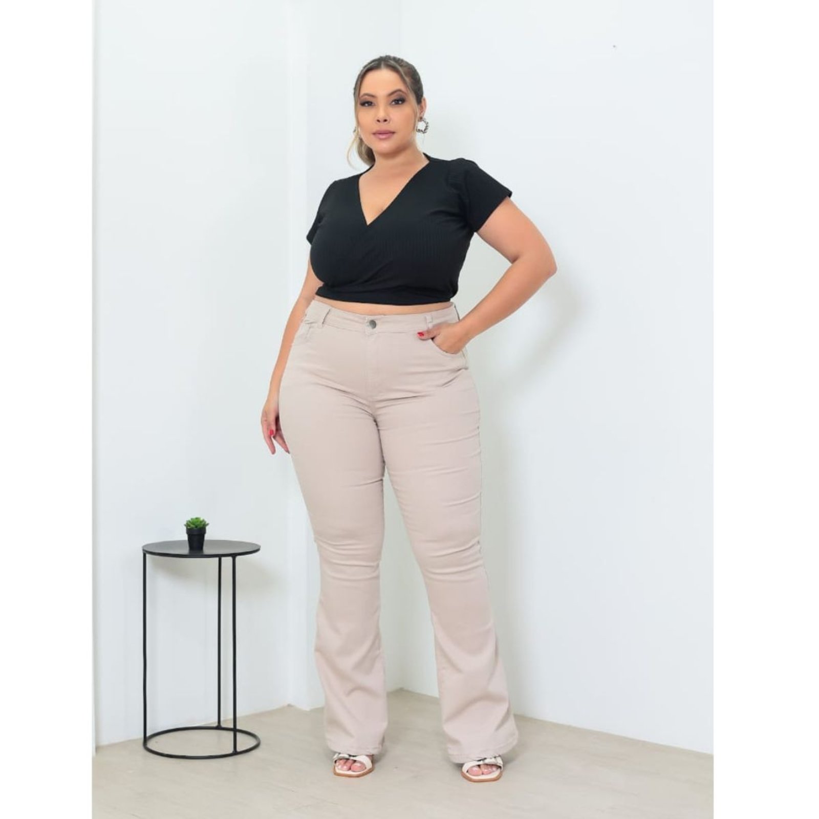 Calça Flare Plus Size Creme Alleppo Jeans Lia até o tamanho 60