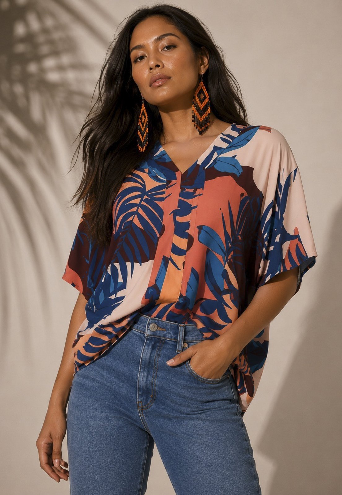 Blusa Amazonia Vital Gola V Manga Curta Estampa Urban Jungle