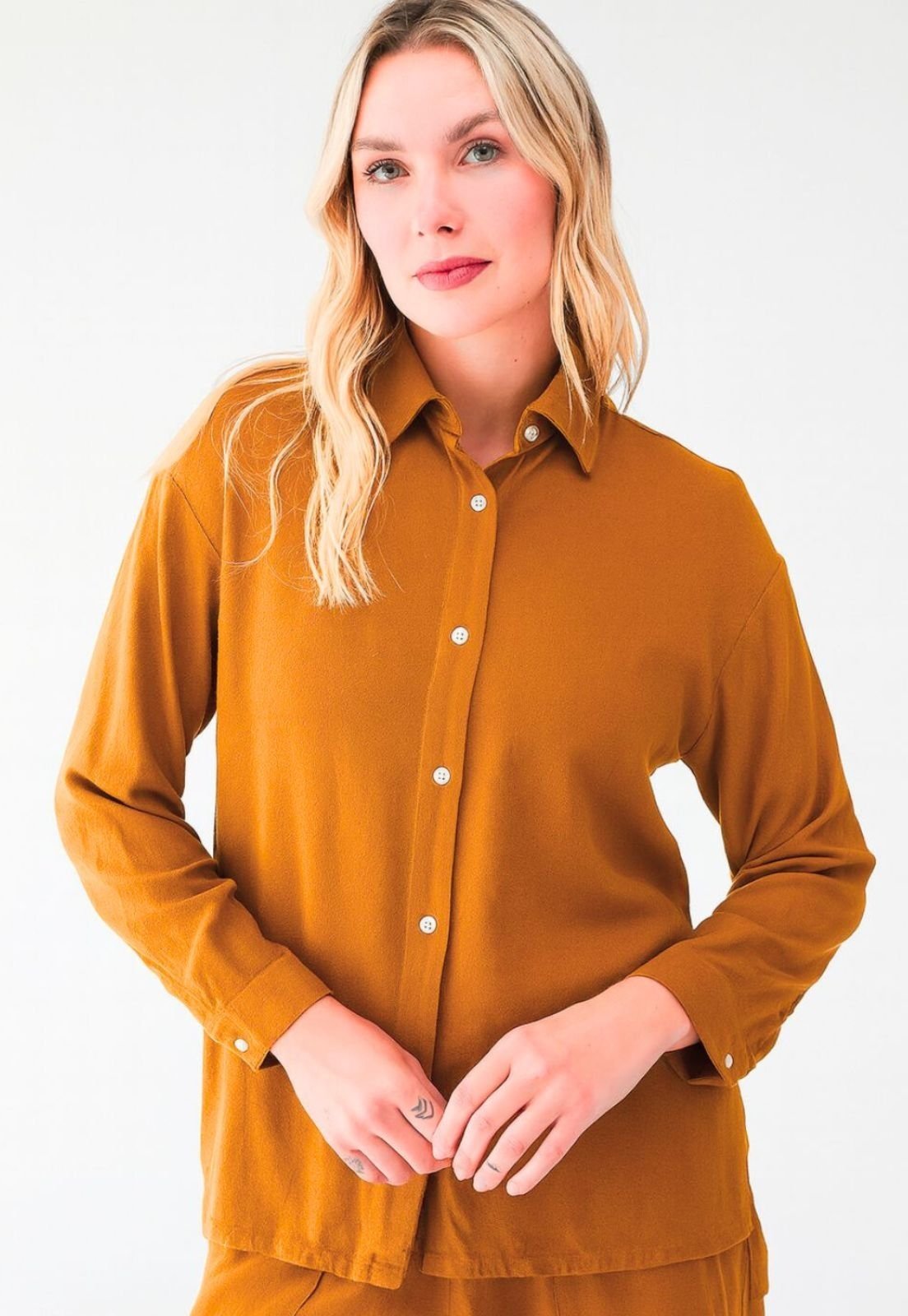 Camisa feminina de linho 77vs Levosch Alongada Mostarda