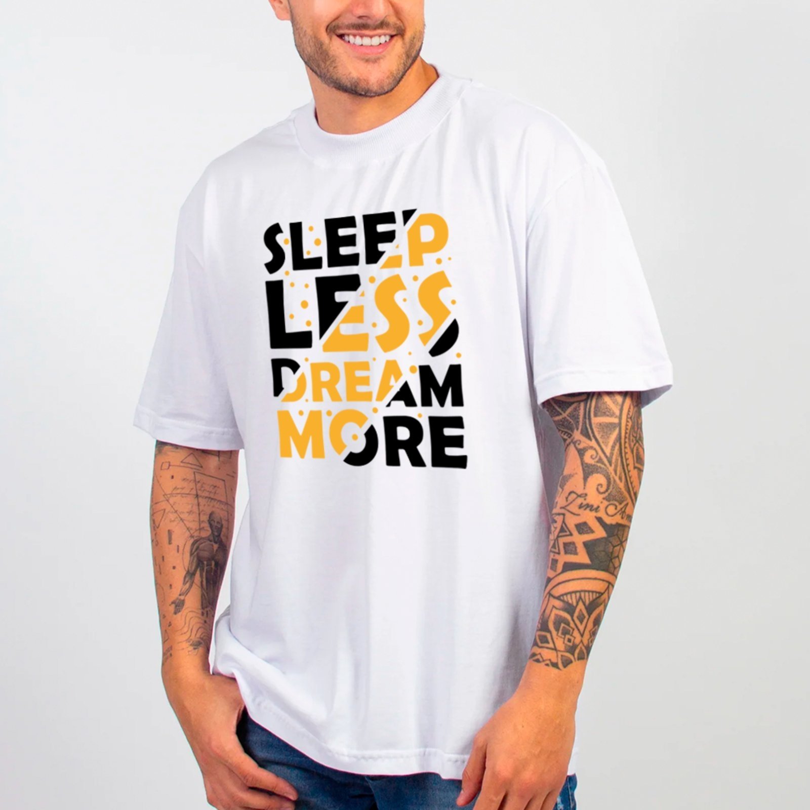 Camiseta Ousy Oversized Sleep Less Dream More Tendência Premium Street Style Unissex Branco