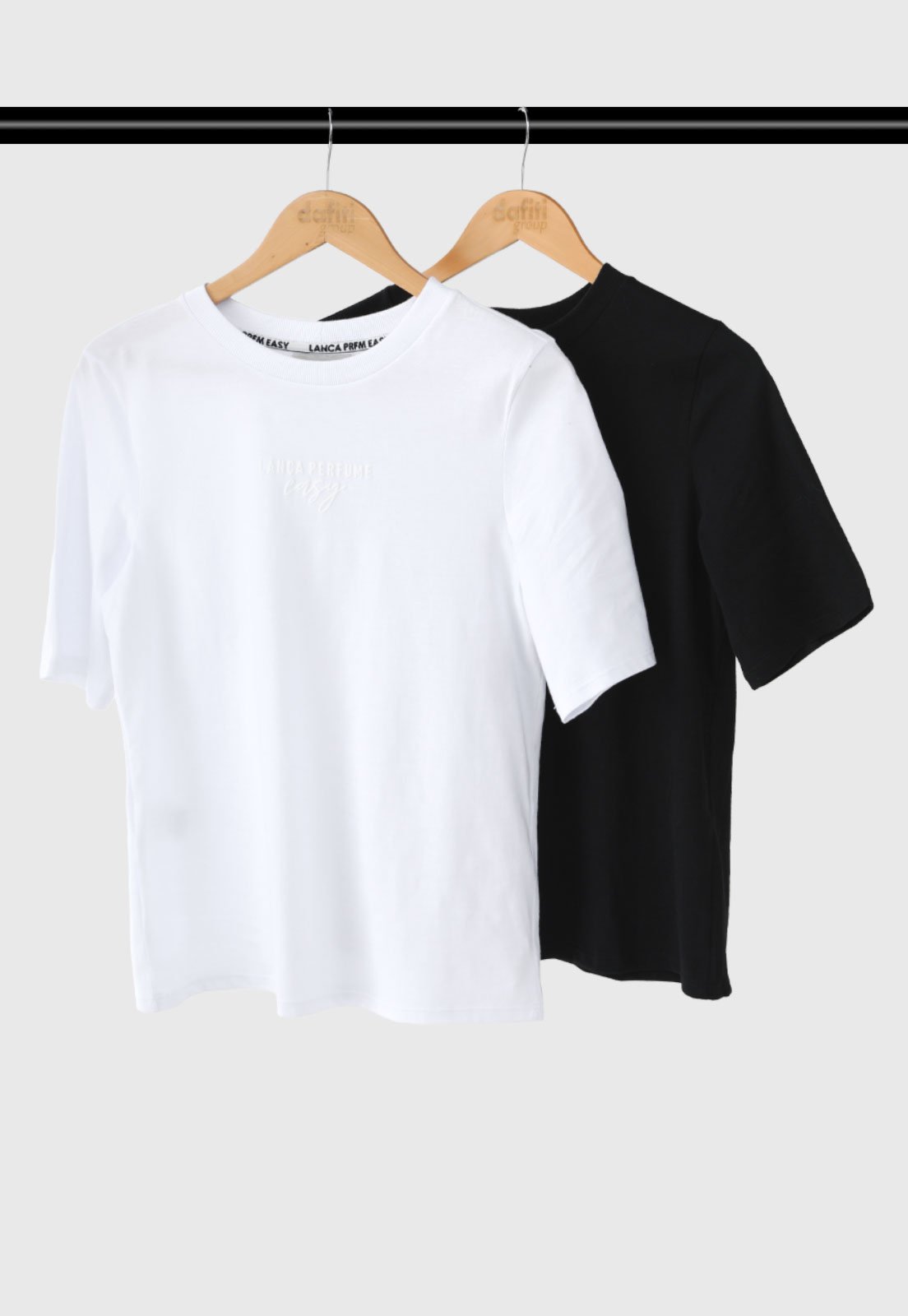 Kit Camiseta Feminina Lança Perfume Easy Preta e Branca