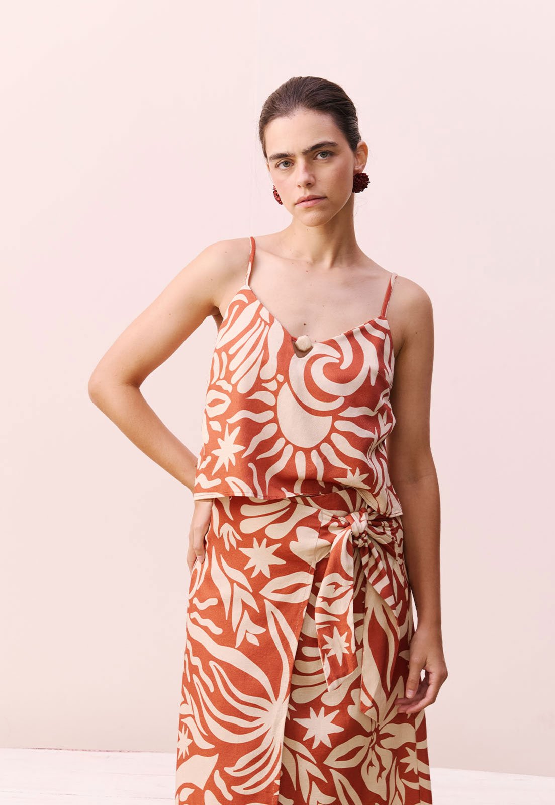 Regata Cropped CaCay Reta Detalhe Ponteira Caramelo